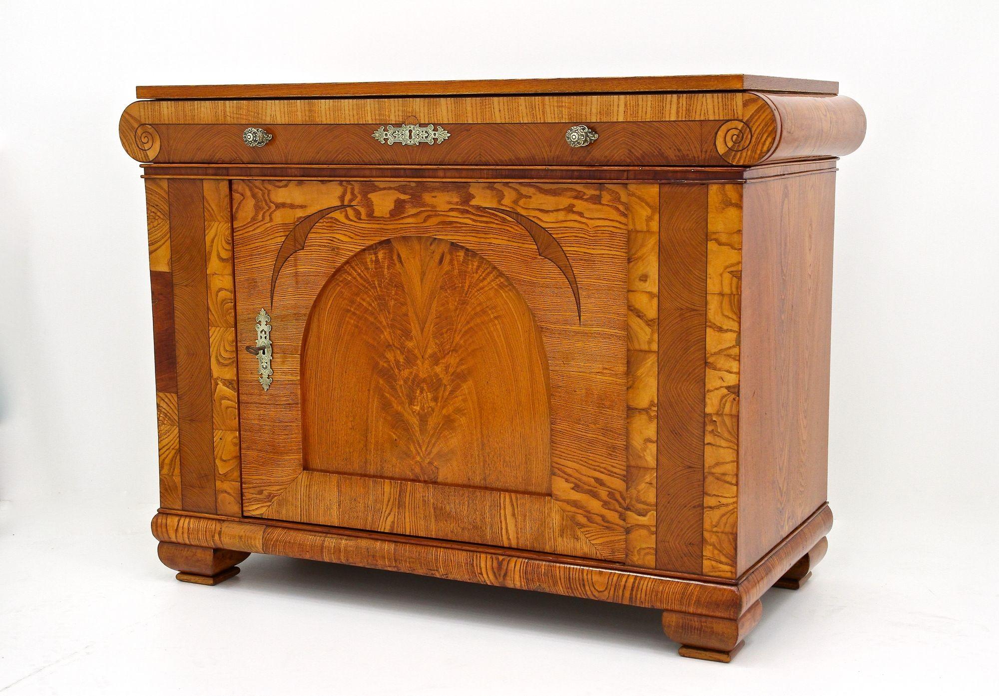 XIX secolo Comò Biedermeier del 19° secolo, legno di frassino - Bohemia circa 1860 in vendita