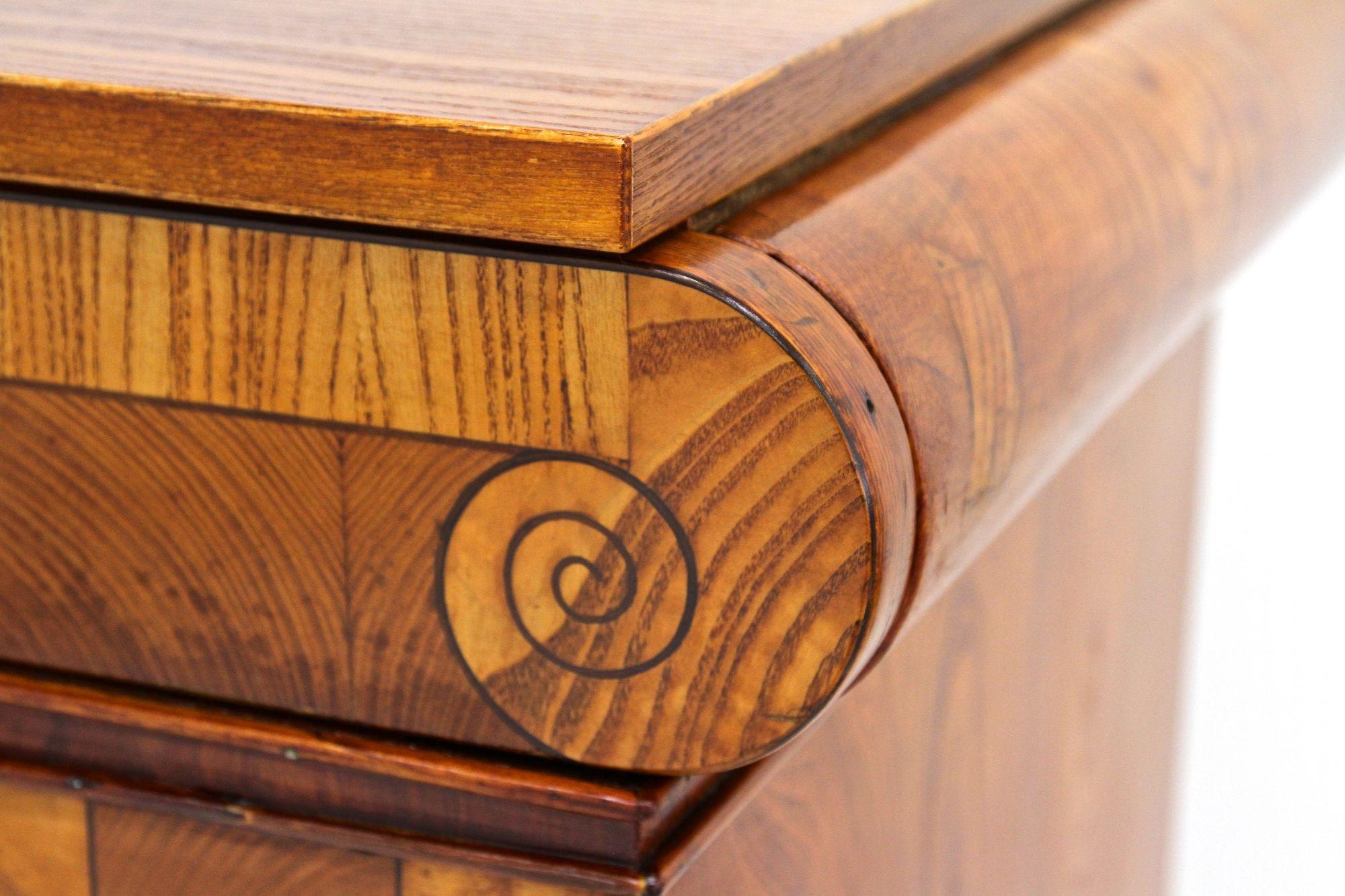 Comò Biedermeier del 19° secolo, legno di frassino - Bohemia circa 1860 in vendita 1
