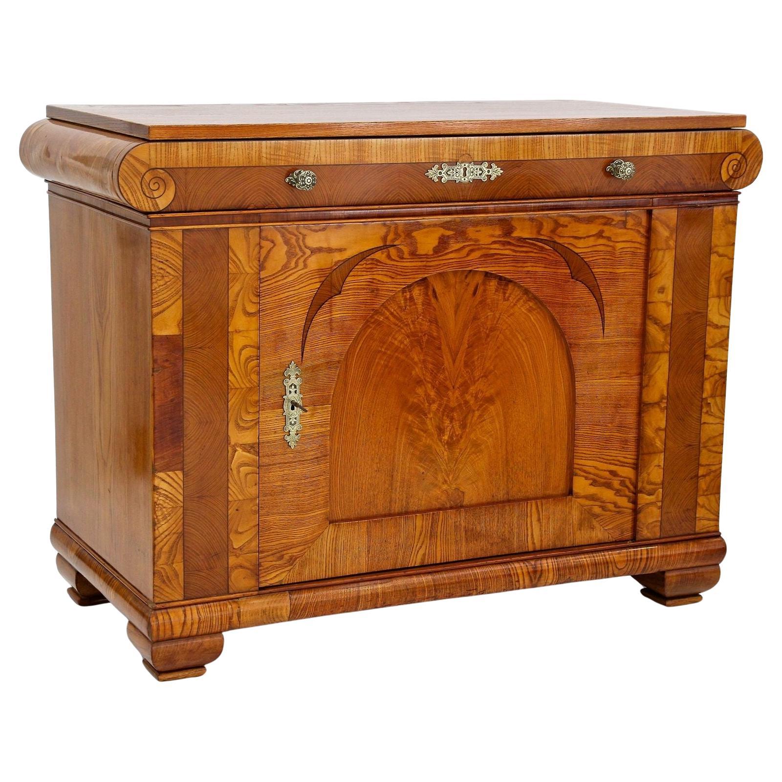 Comò Biedermeier del 19° secolo, legno di frassino - Bohemia circa 1860