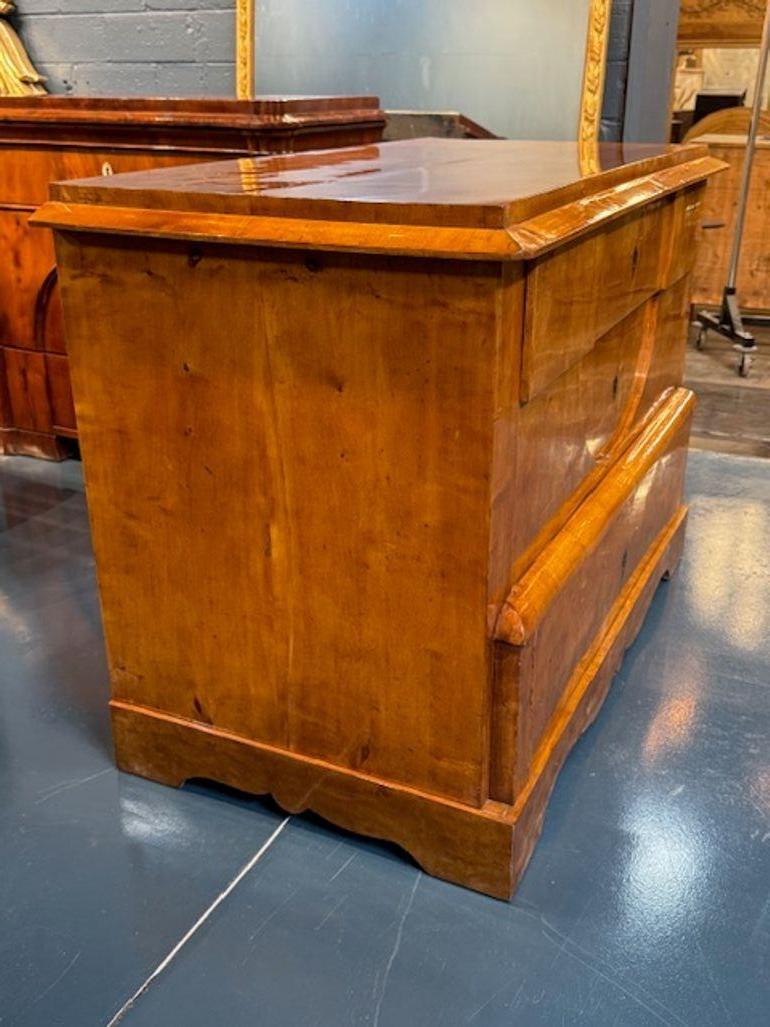 Tedesco Commode Biedermeier del XIX secolo in noce chiaro in vendita