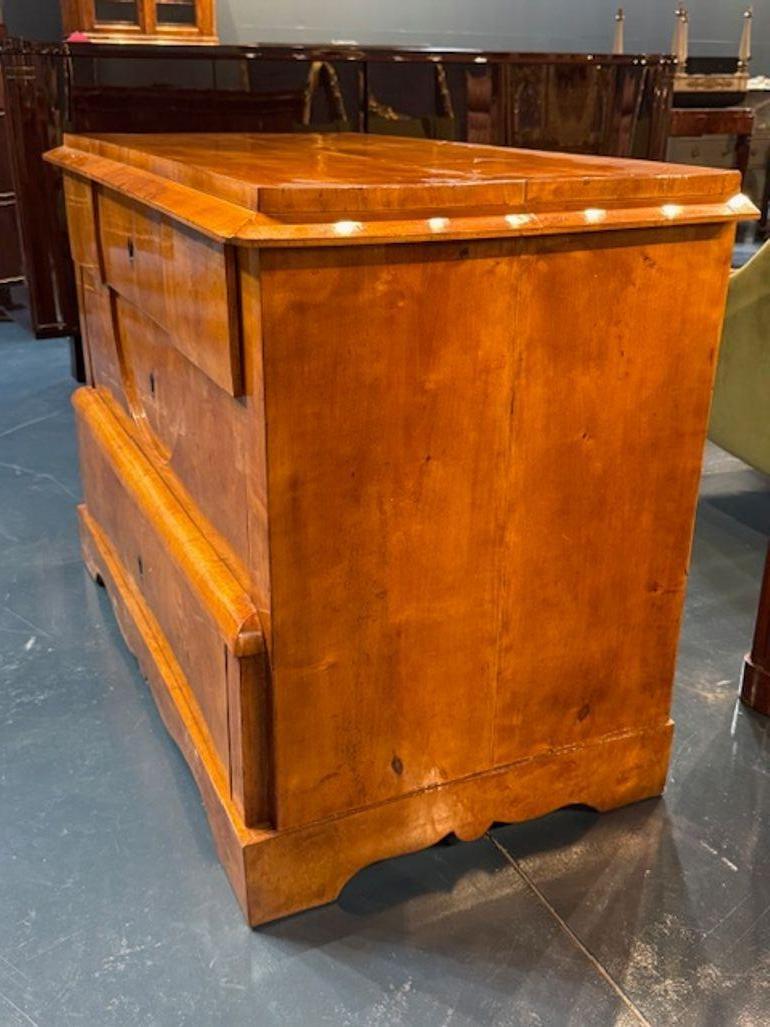 Commode Biedermeier del XIX secolo in noce chiaro In condizioni buone in vendita a Dallas, TX
