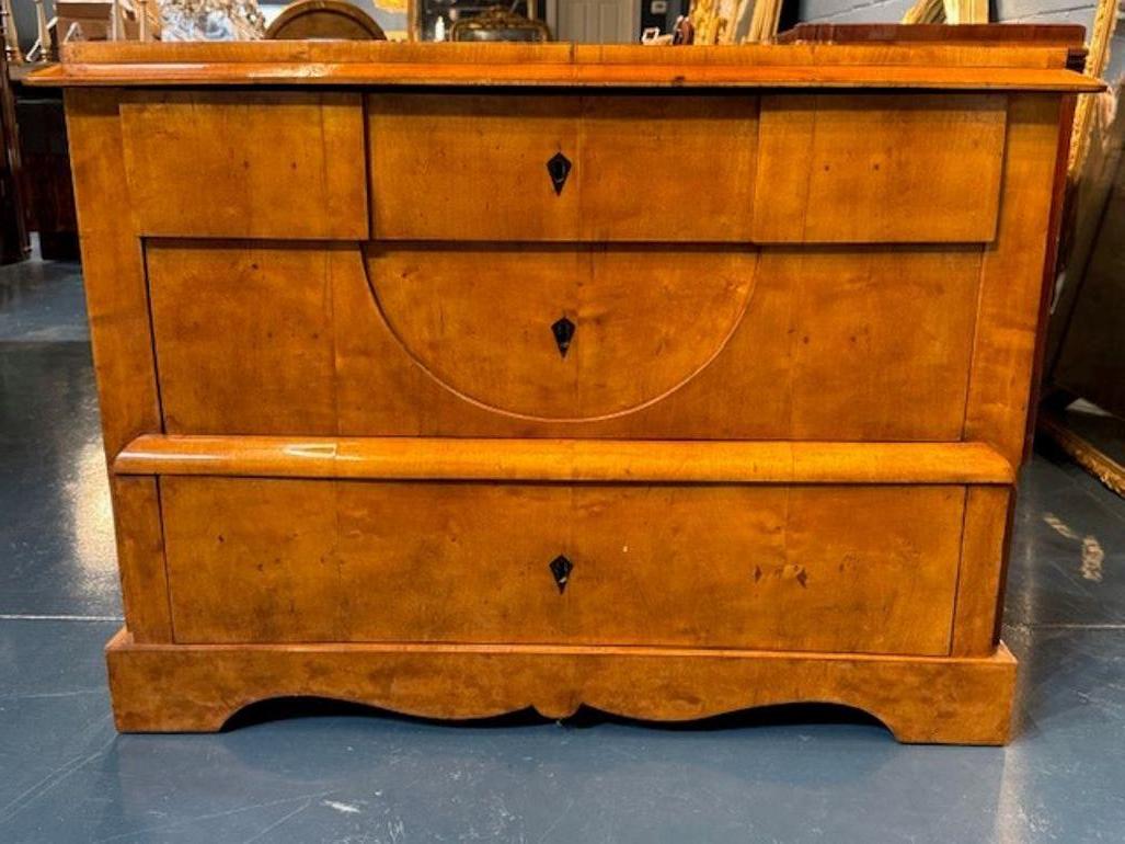 Noce Commode Biedermeier del XIX secolo in noce chiaro in vendita
