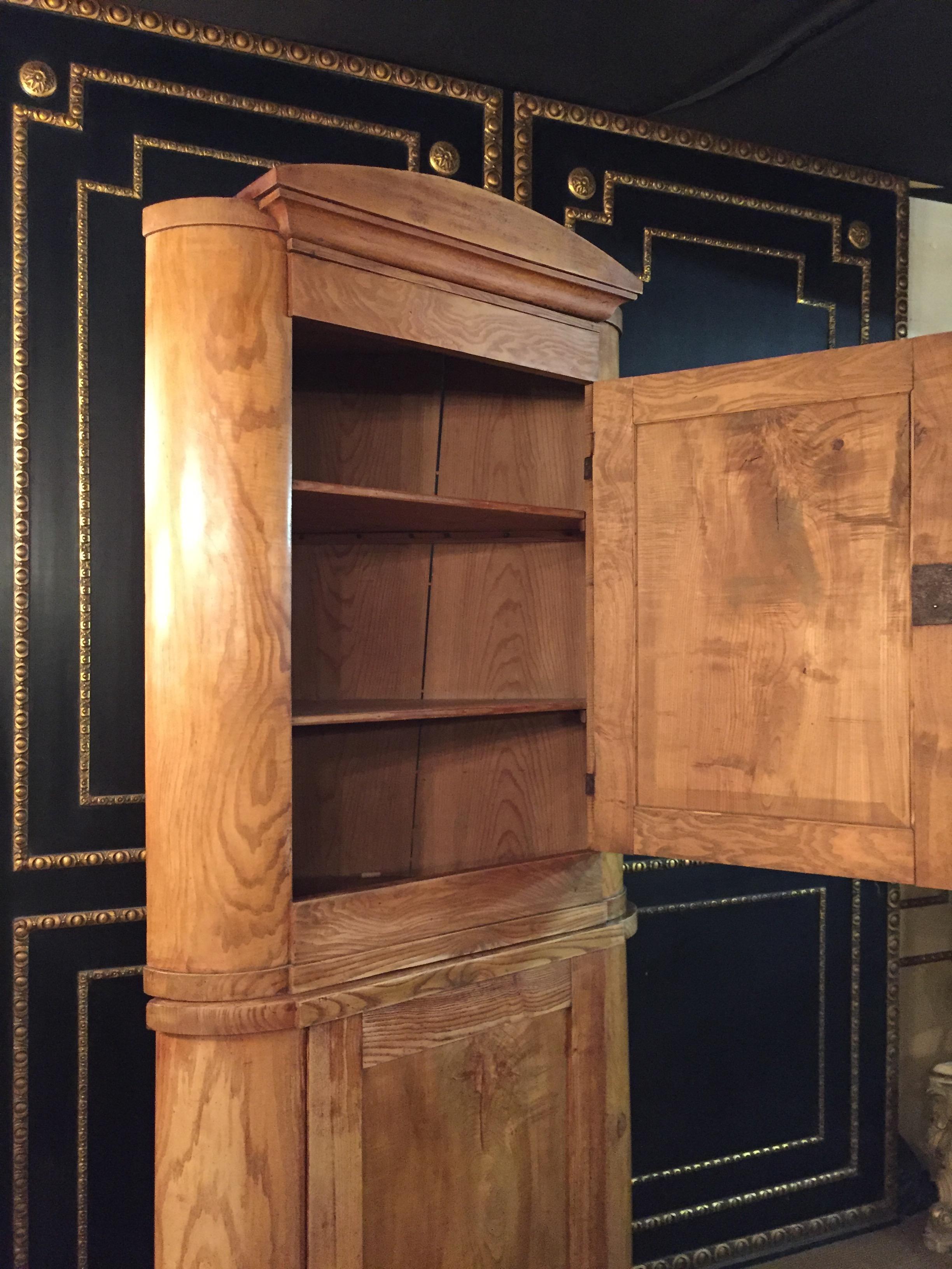 Credenza angolare Biedermeier del XIX secolo in frassino Molto alta in vendita 4