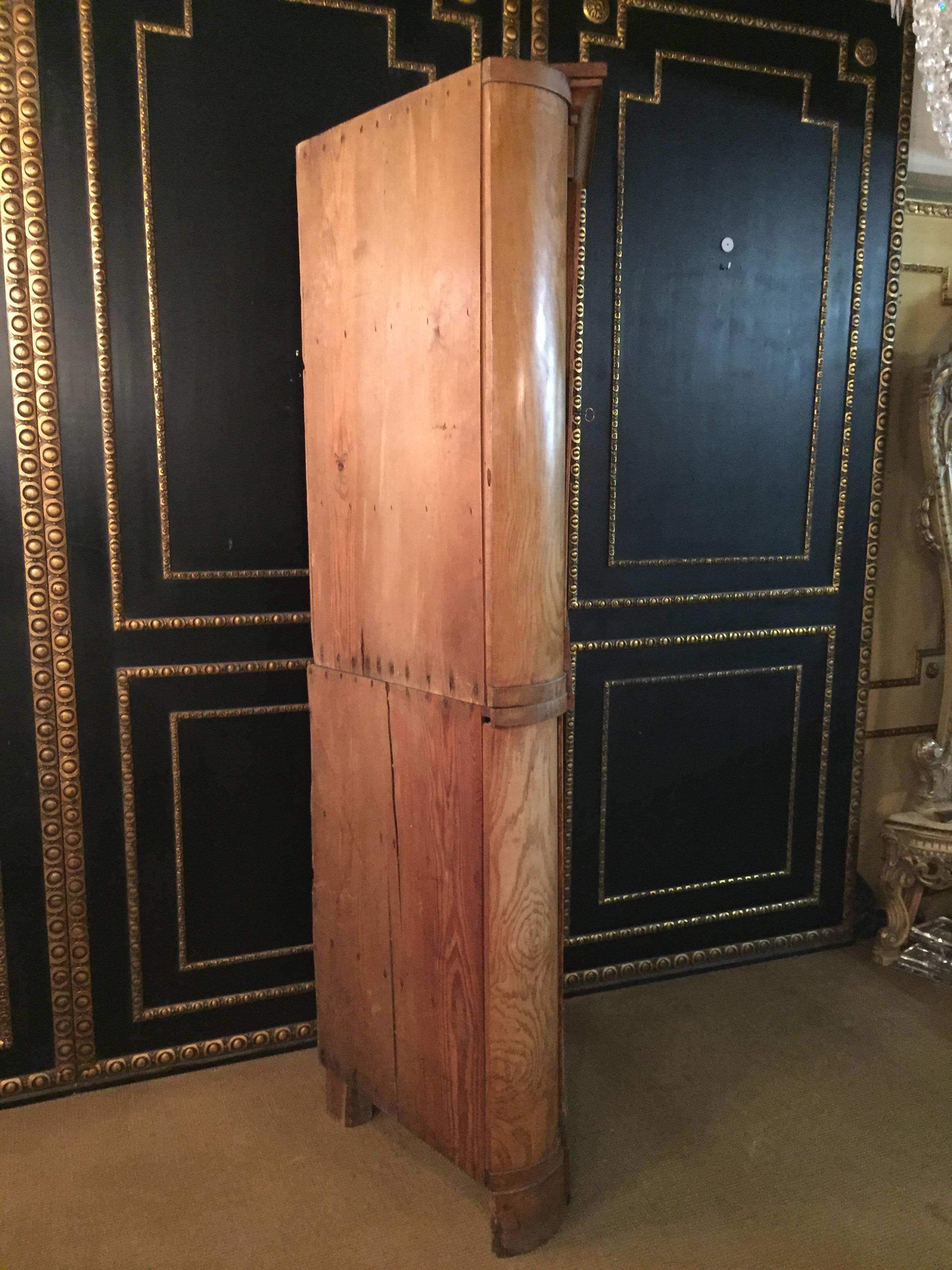 Credenza angolare Biedermeier del XIX secolo in frassino Molto alta in vendita 8