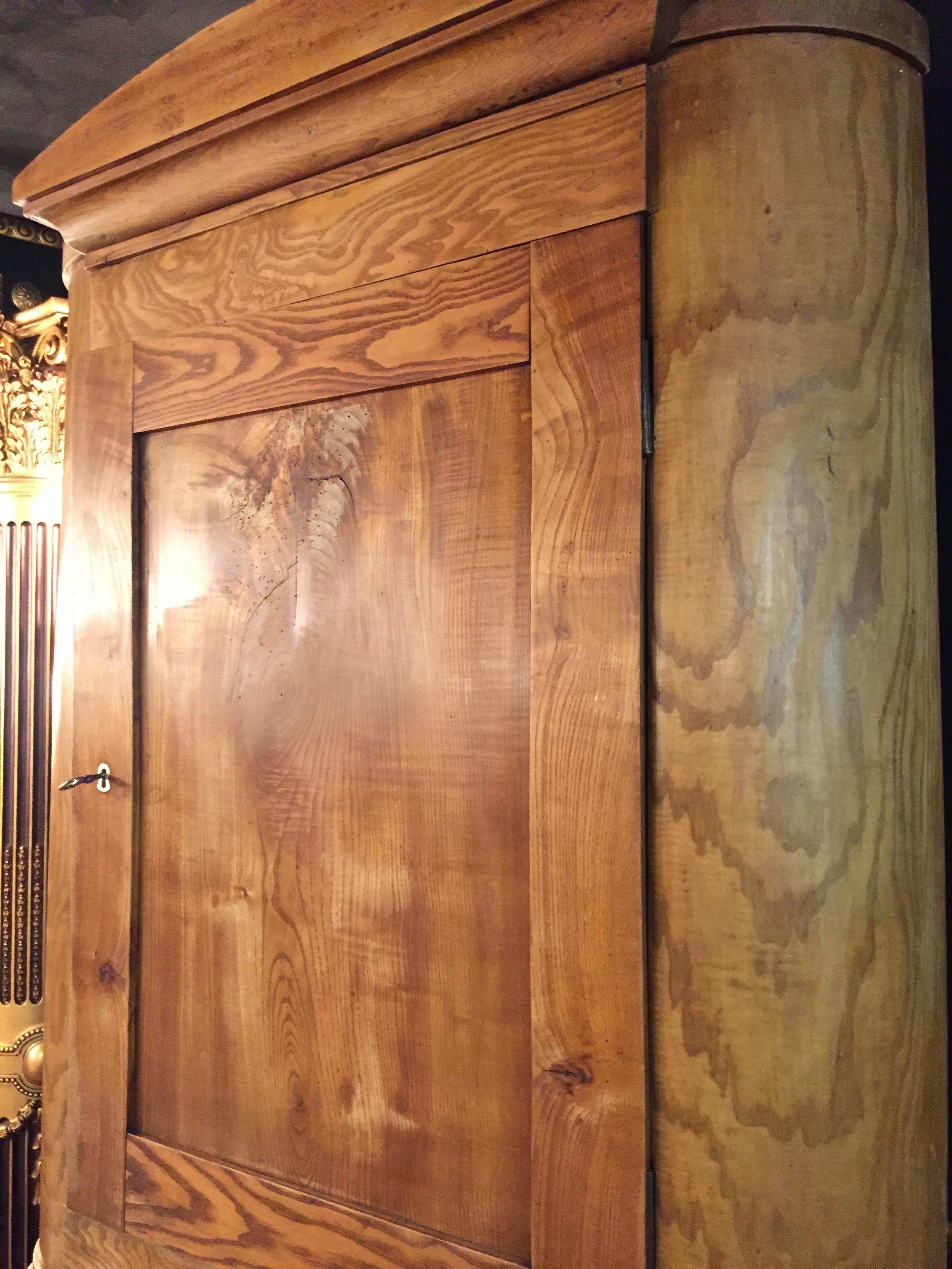 Frassino Credenza angolare Biedermeier del XIX secolo in frassino Molto alta in vendita