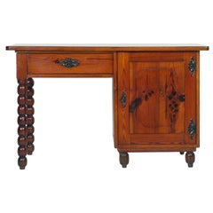 Scrivania tirolese di campagna del XIX secolo, larice massiccio e tornito, restaurata con lucidatura a cera