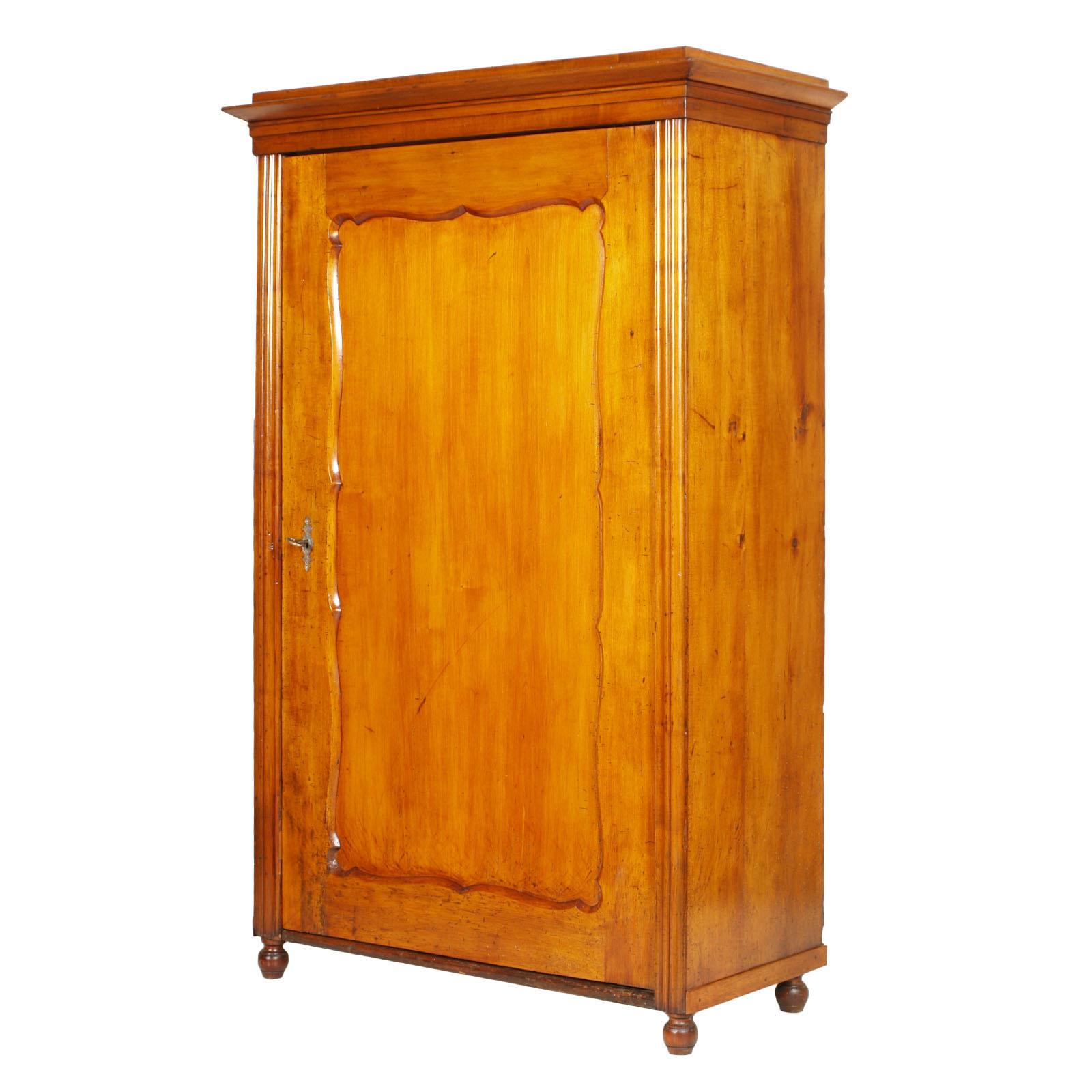 Precious, very rare and hard to find Viennese 19th century Biedermeier cupboard wardrobe in birch, polished to wax.
Attention: the opening direction of the door is as shown in the second photo, i.e. hinges on the right

Measures cm: H 175, W 110, D