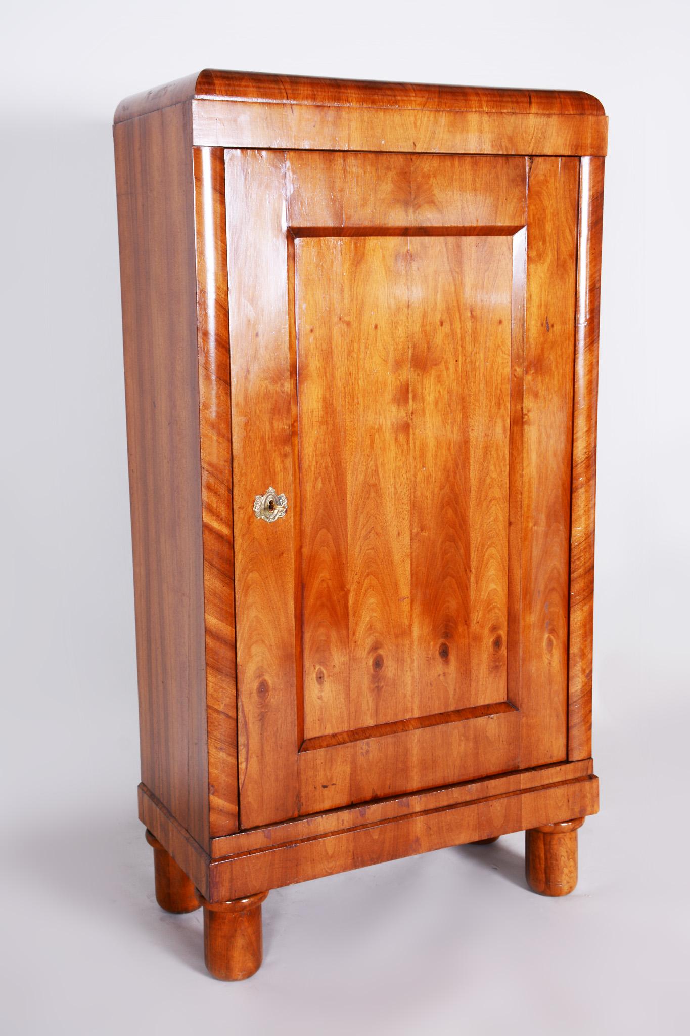 19th Century Biedermeier Czech Walnut Wardrobe, Completely Restored, 1830s In Good Condition In Horomerice, CZ