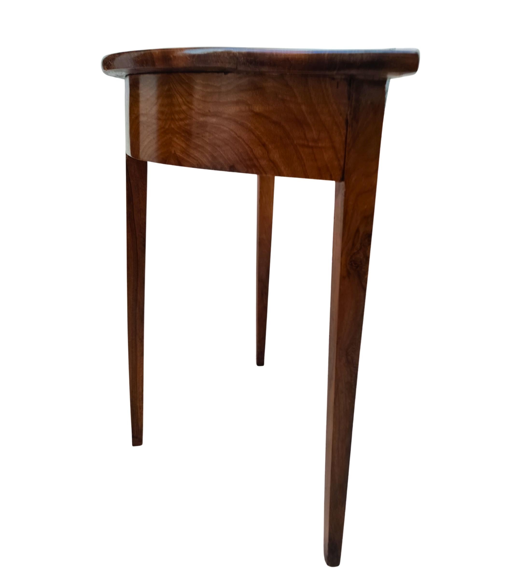 19th Century Biedermeier Demi-Lune Console Table circa 1820 in Solid Walnut In condizioni buone in vendita a Darmstadt, DE