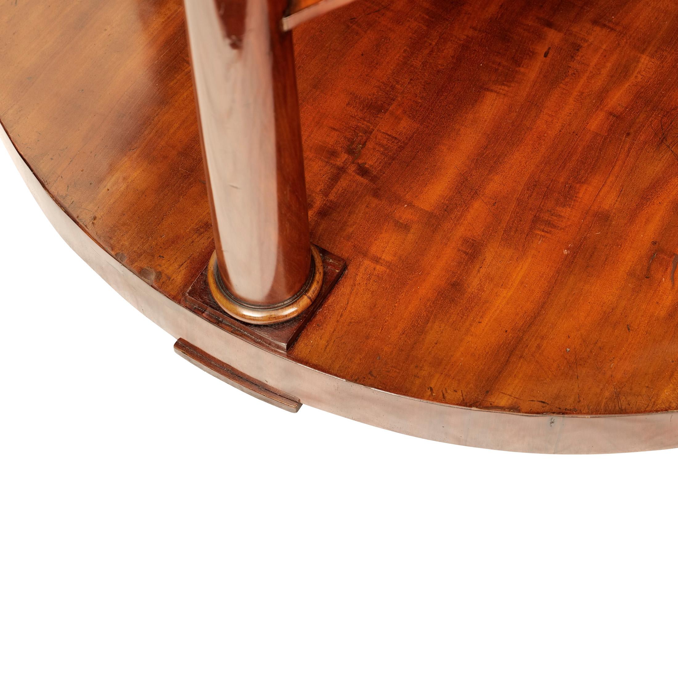 Biedermeier Spieltisch Demi Lune


Große Demi Lune Konsole, Biedermeier um 1830, Mahagoni furniert, Platte mit tiefem Rahmen, getragen von drei vollplastischen Säulen, dazugehöriger Sockel, restaurierter Zustand, Schellack-Handpolitur

Höhe: 88 cm,