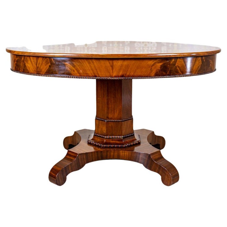 19th-Century Biedermeier Dining Table in Shellac Veneered with Mahogany

We present you this table from the 2nd half of the 19th century veneered with pyramidal mahogany.
The elliptical top is supported on eight-sided pedestal which is placed on a