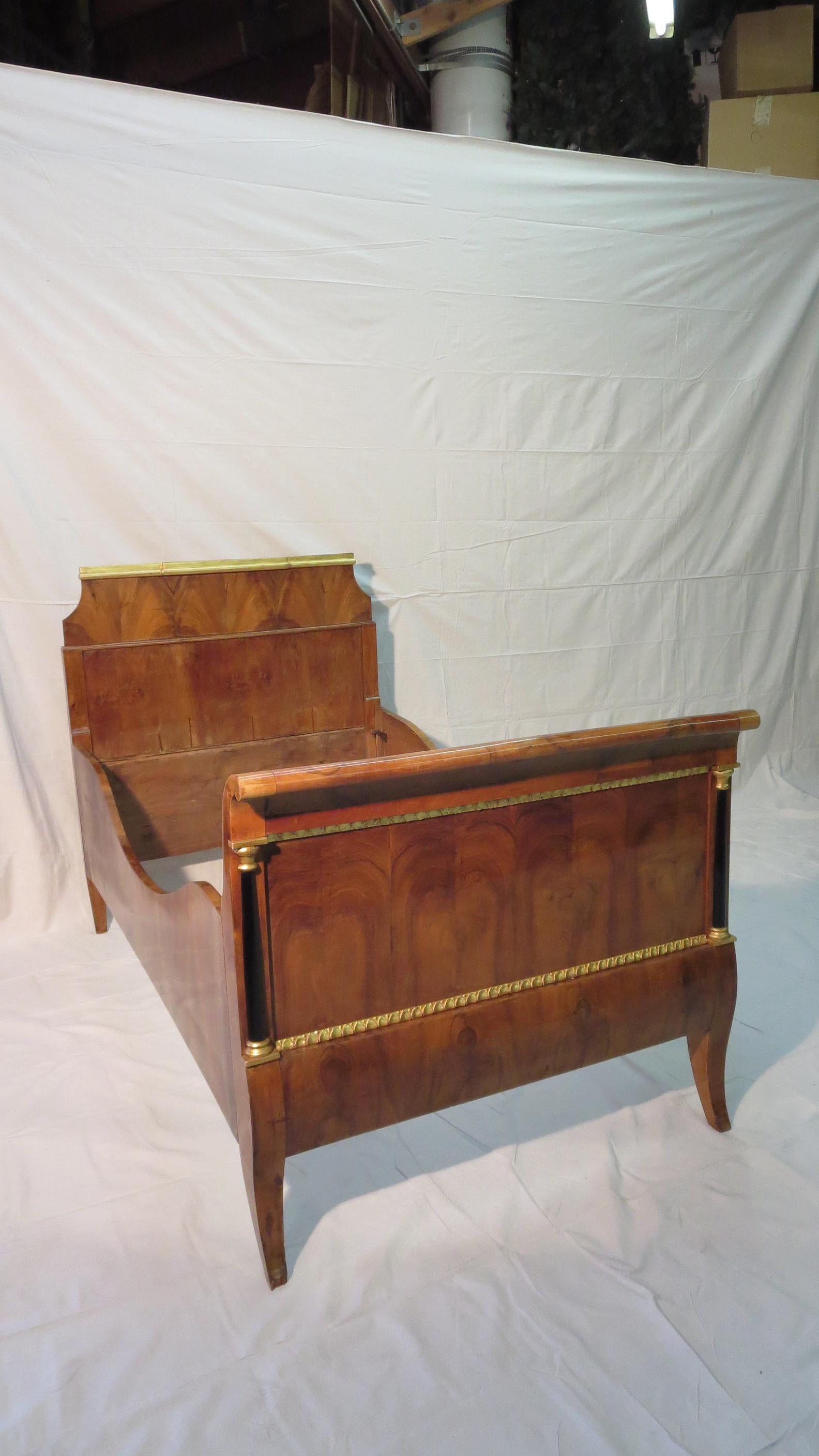 19th Century Biedermeier Directoire style Twin Daybed Walnut & Gilded decoration For Sale 6