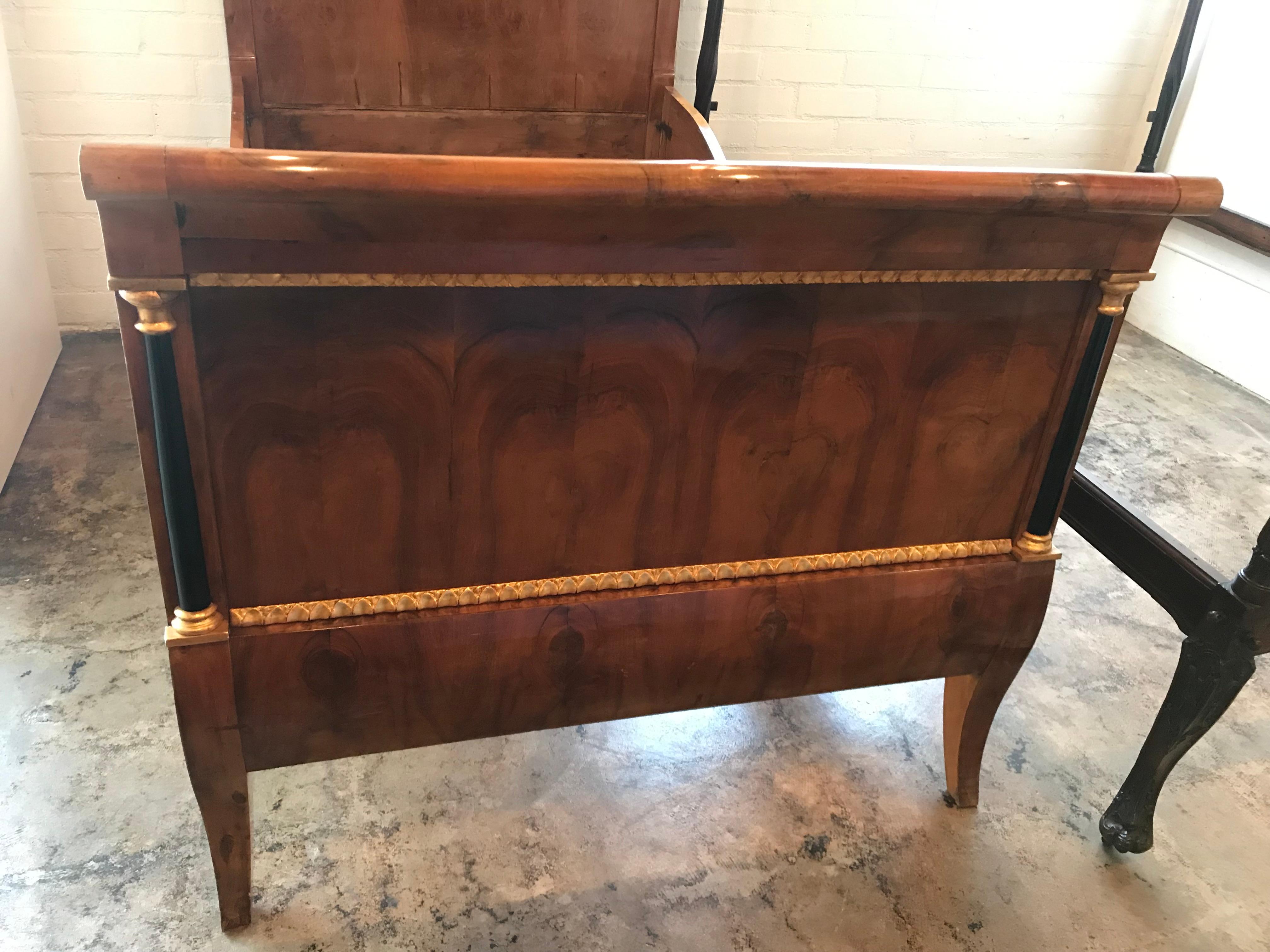 19th Century Biedermeier Directoire style Twin Daybed Walnut & Gilded decoration For Sale 8