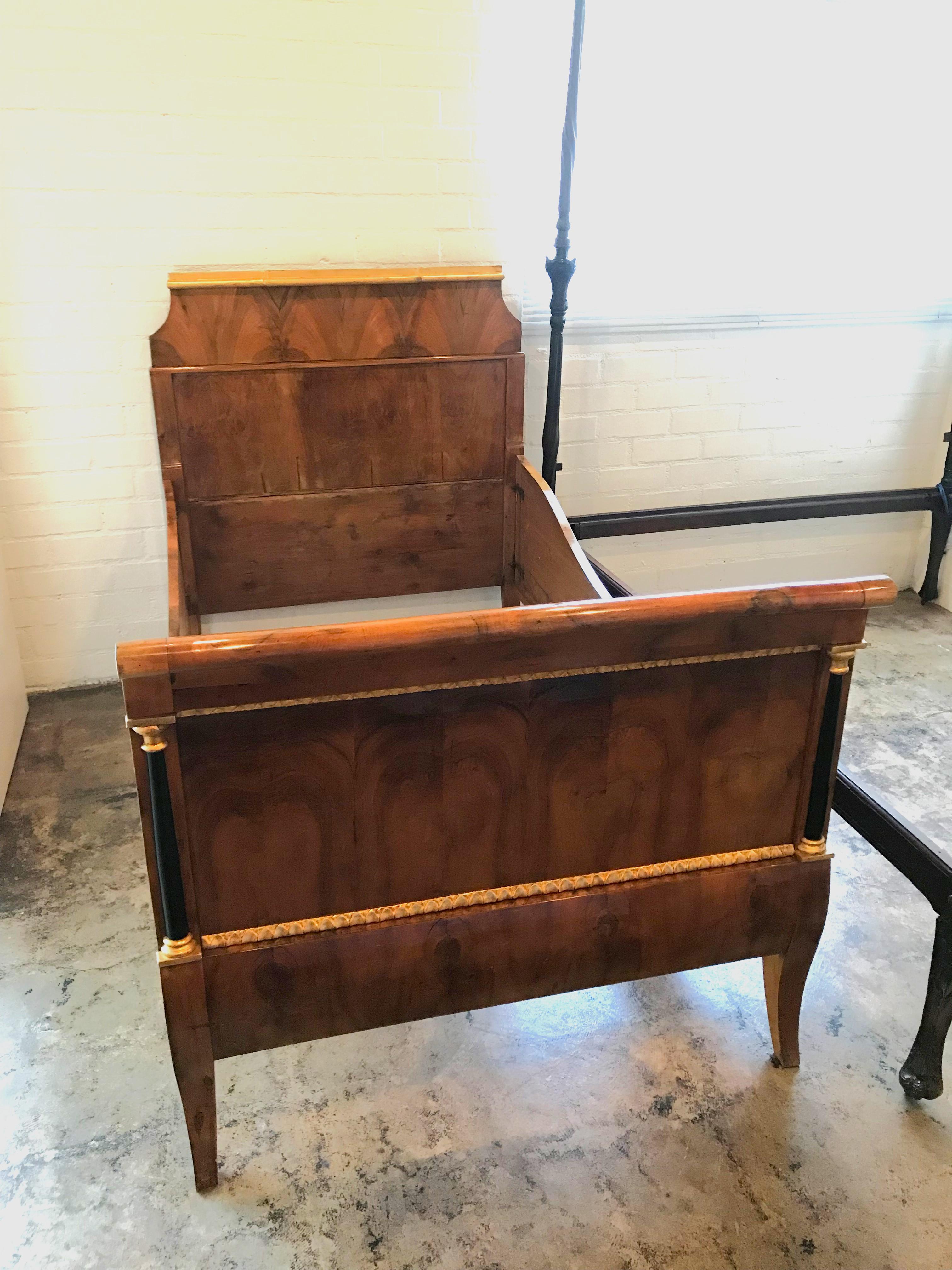 19th Century Biedermeier Directoire style Twin Daybed Walnut & Gilded decoration For Sale 9