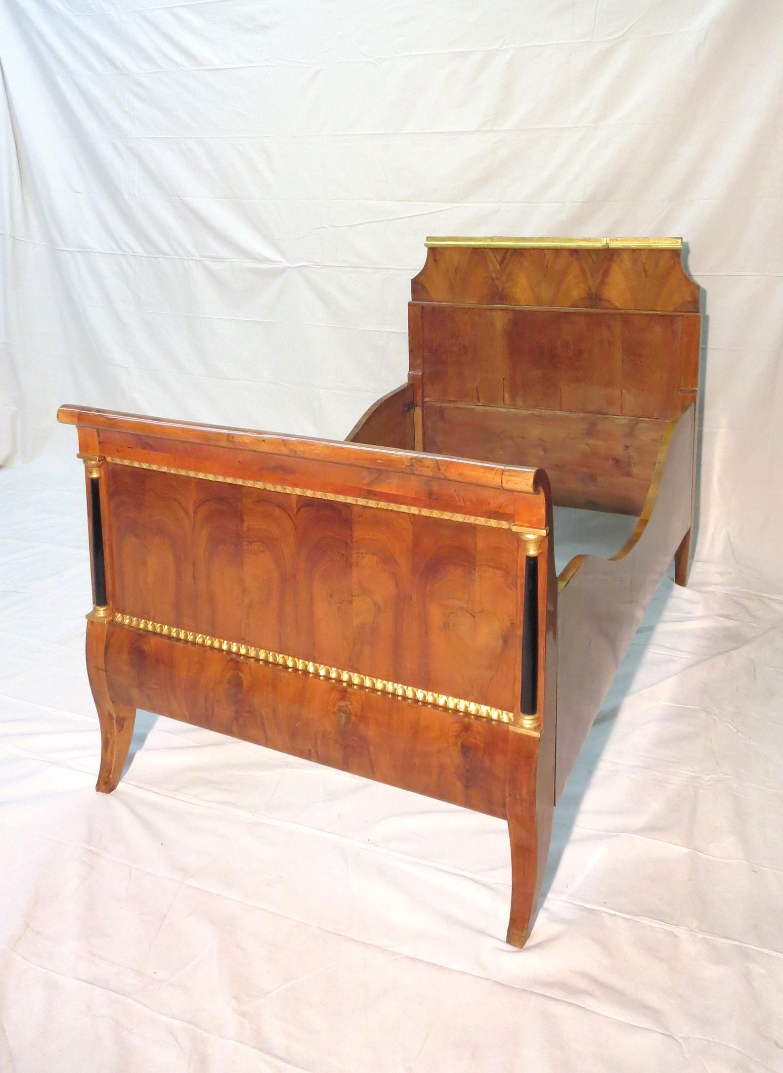19th Century Biedermeier Directoire style Twin Daybed Walnut & Gilded decoration For Sale 10
