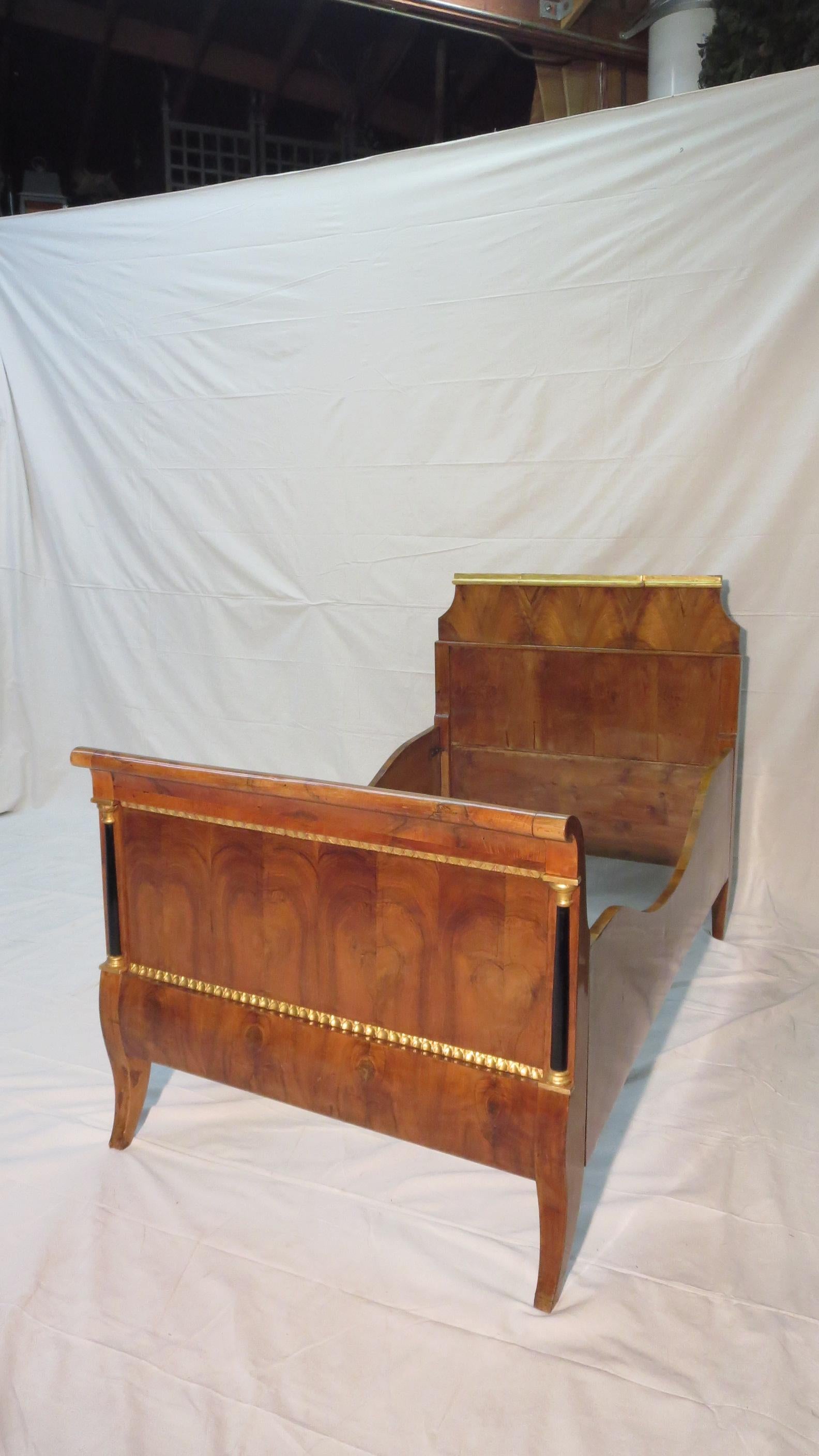 19th Century Biedermeier Directoire style Twin Daybed Walnut & Gilded decoration For Sale 11