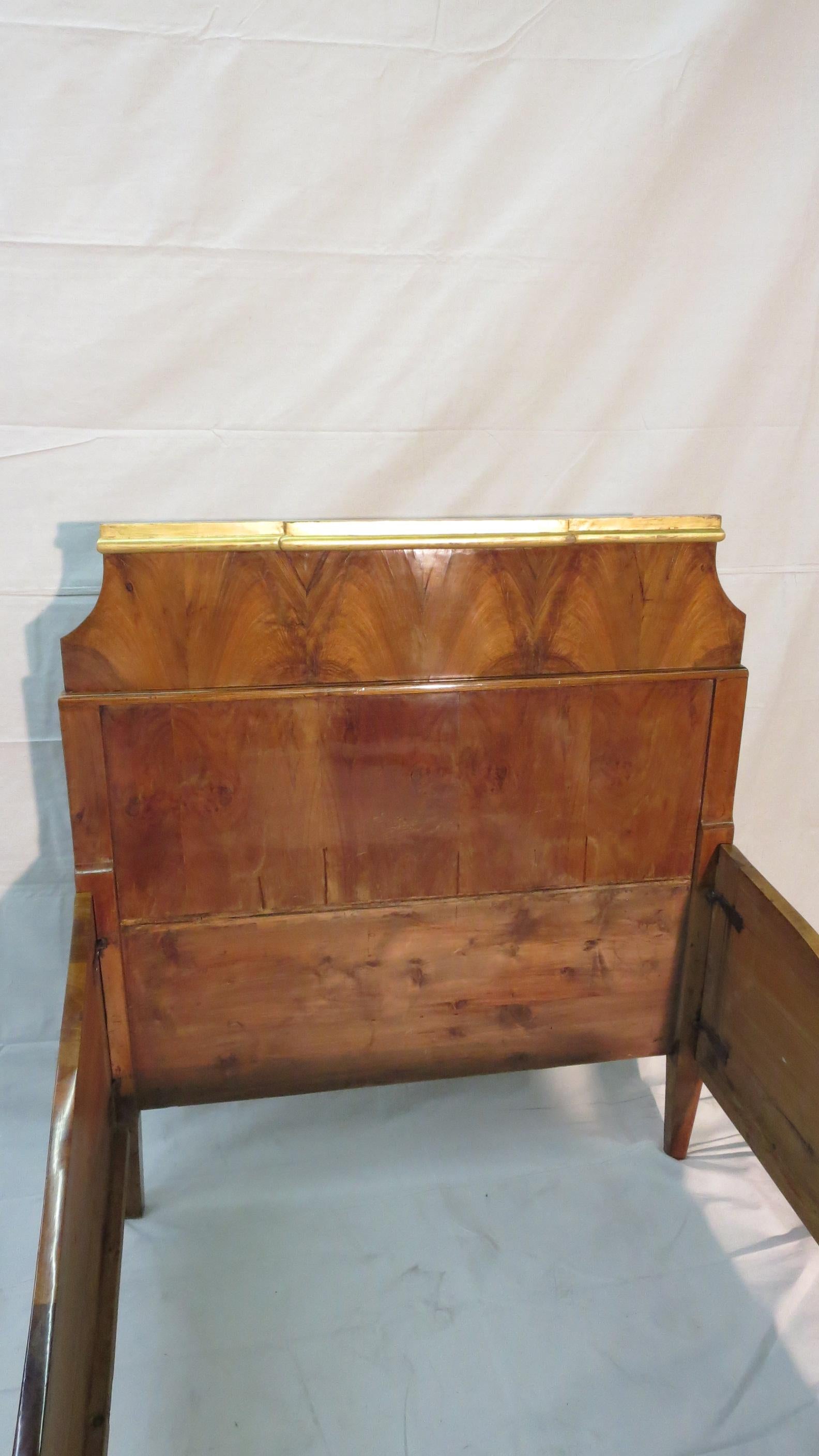 19th Century Biedermeier Directoire style Twin Daybed Walnut & Gilded decoration For Sale 12