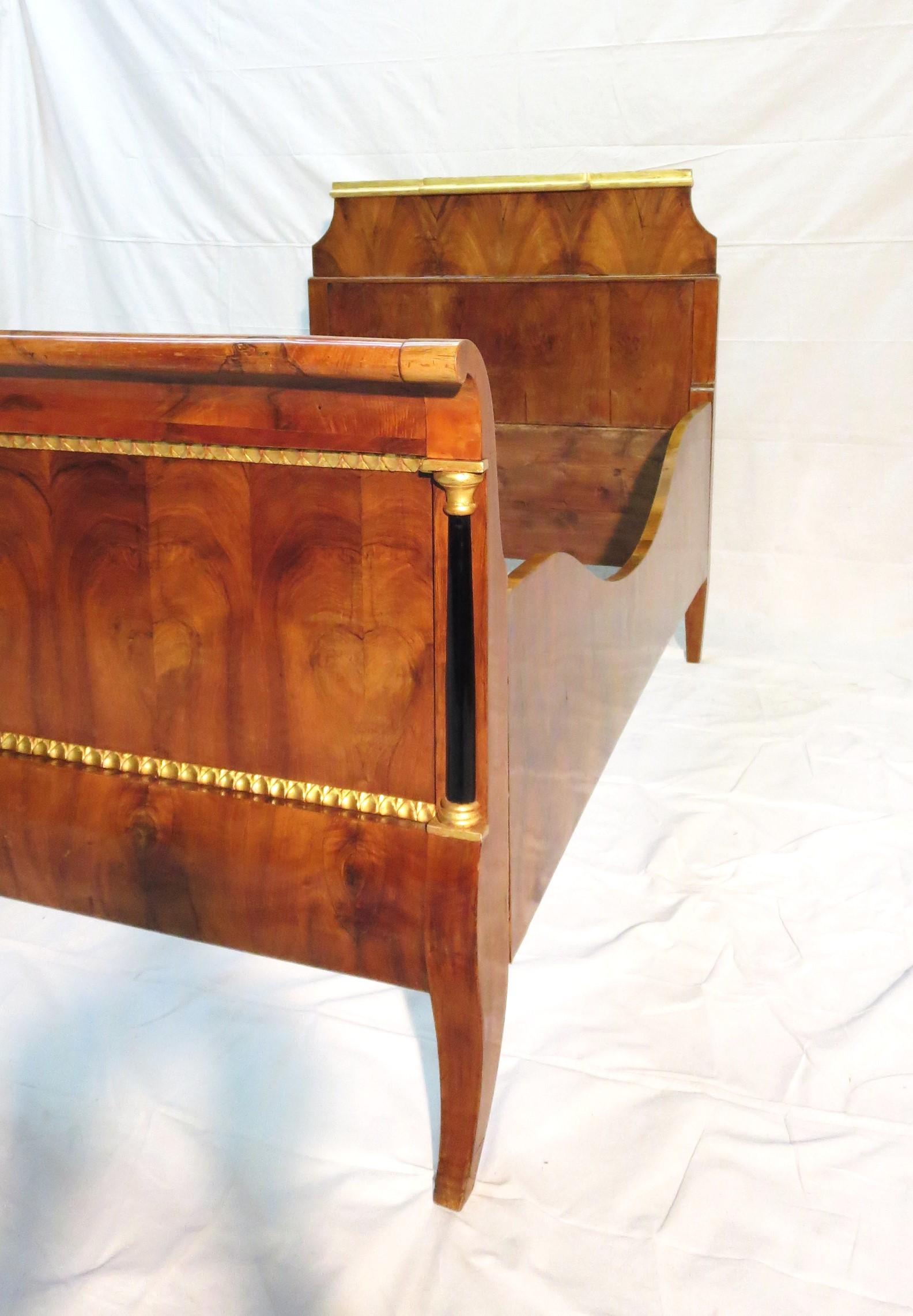 French 19th Century Biedermeier Directoire style Twin Daybed Walnut & Gilded decoration For Sale