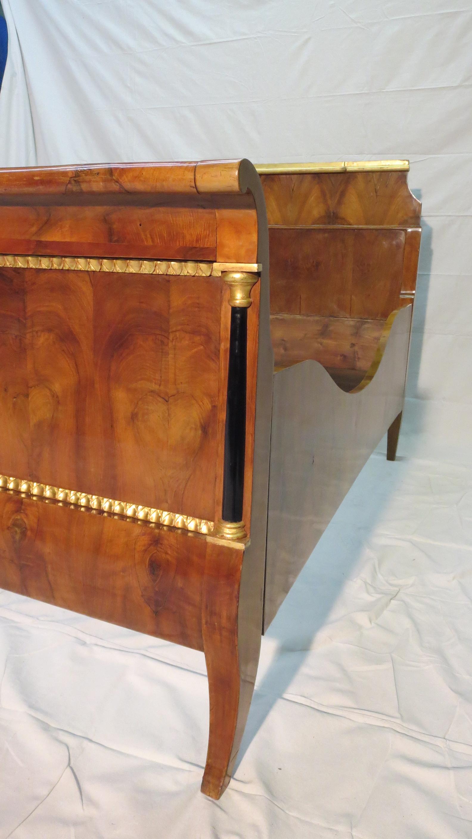 Carved 19th Century Biedermeier Directoire style Twin Daybed Walnut & Gilded decoration For Sale