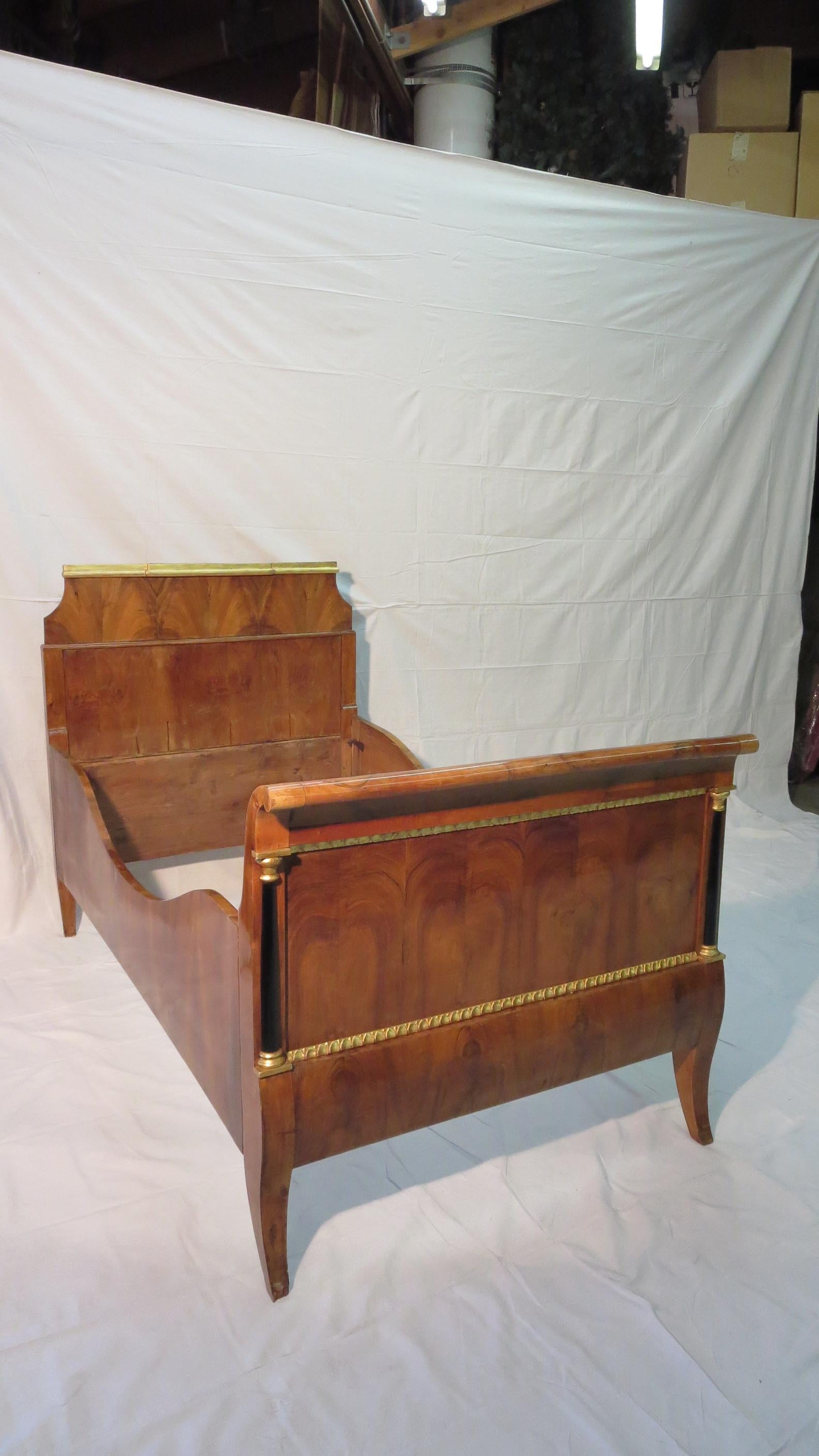 19th Century Biedermeier Directoire style Twin Daybed Walnut & Gilded decoration In Fair Condition For Sale In West Hollywood, CA