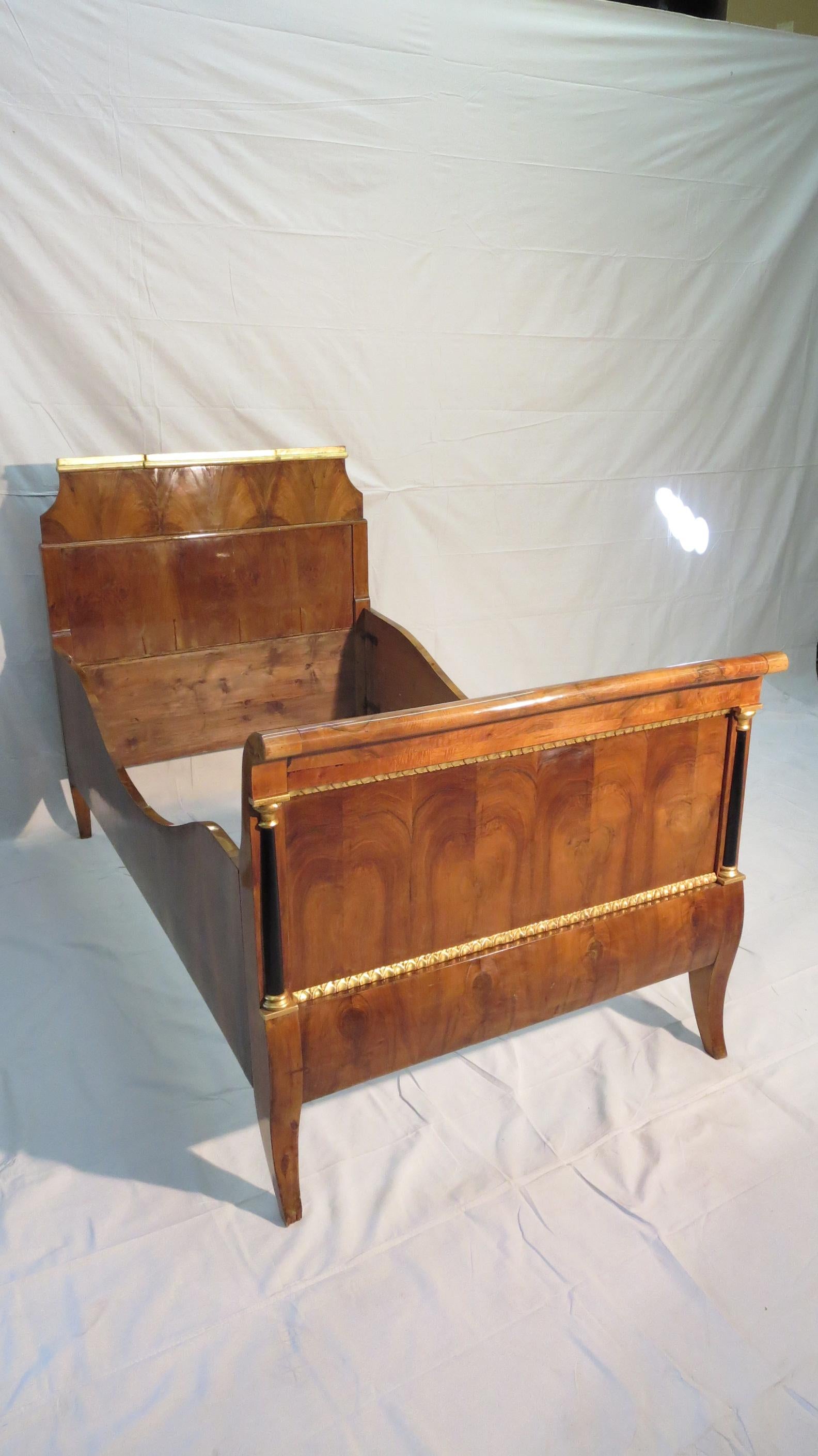 Wood 19th Century Biedermeier Directoire style Twin Daybed Walnut & Gilded decoration For Sale