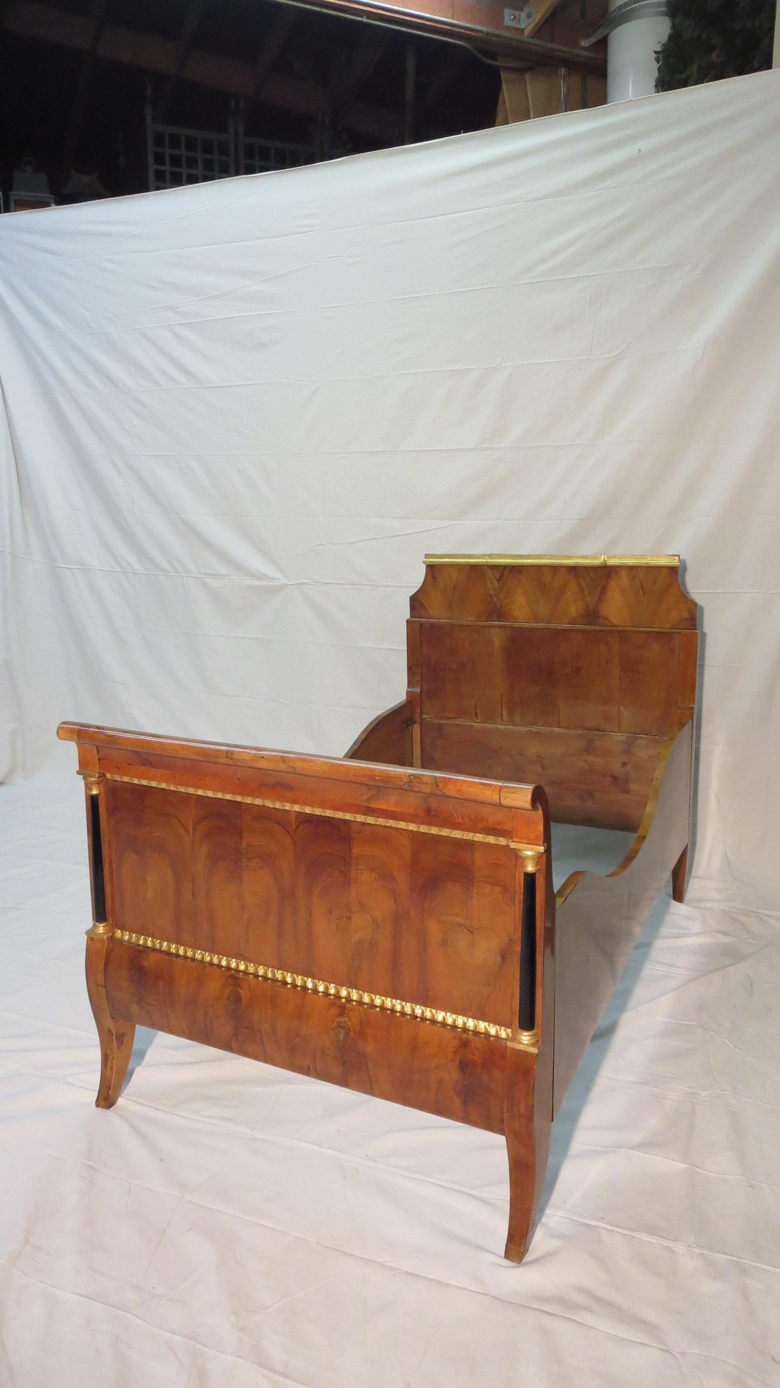 19th Century Biedermeier Directoire style Twin Daybed Walnut & Gilded decoration For Sale 1