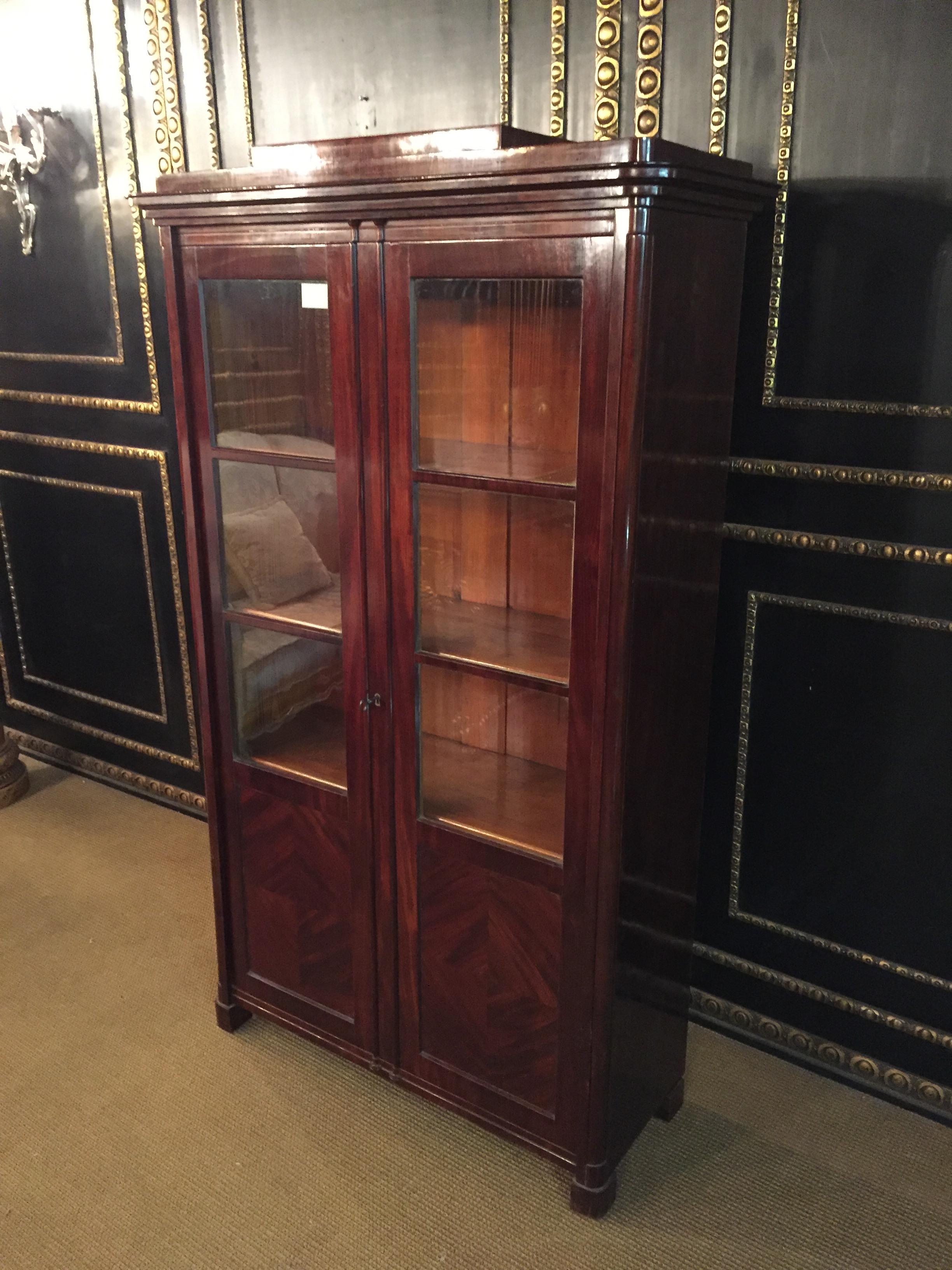 Very nice original Biedermeier, circa 1835 showcase with a continuous veneer picture of mahogany. The top is also veneered. The display case dates from the time of the Biedermeier.
The boards are all original from the time.
    