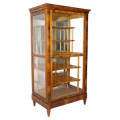 Vitrine aus der Biedermeier-Zeit des 19. Jahrhunderts, Nussbaumholz, Österreich, um 1840