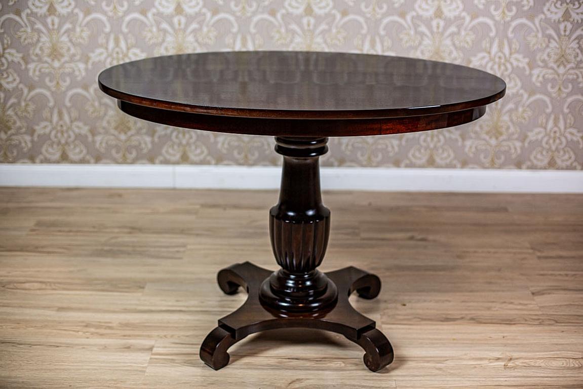 We present you a piece of furniture made of solid mahogany wood.
The whole is from the second half of the 19th century.
The oval top is supported on a turned pedestal, which is placed on a four-pointed base.
Moreover, the legs are in the shape of