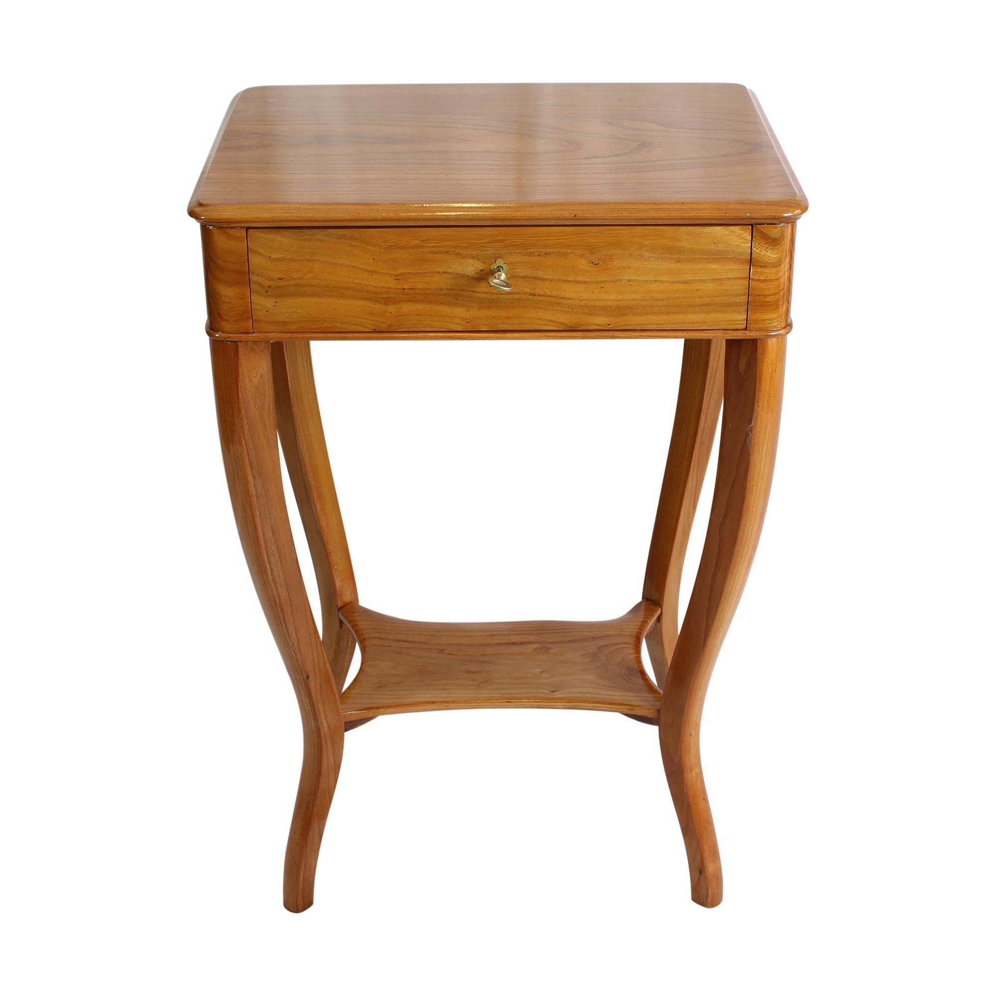 Schöner Näh- oder Beistelltisch aus Ulmenholz, die Inneneinteilung ist aus Kirschbaumholz gefertigt. Der Tisch stammt aus der Zeit des Biedermeiers, genauer gesagt aus der Zeit um 1820. Sehr schöne geschwungene Beine mit einer abschließbaren