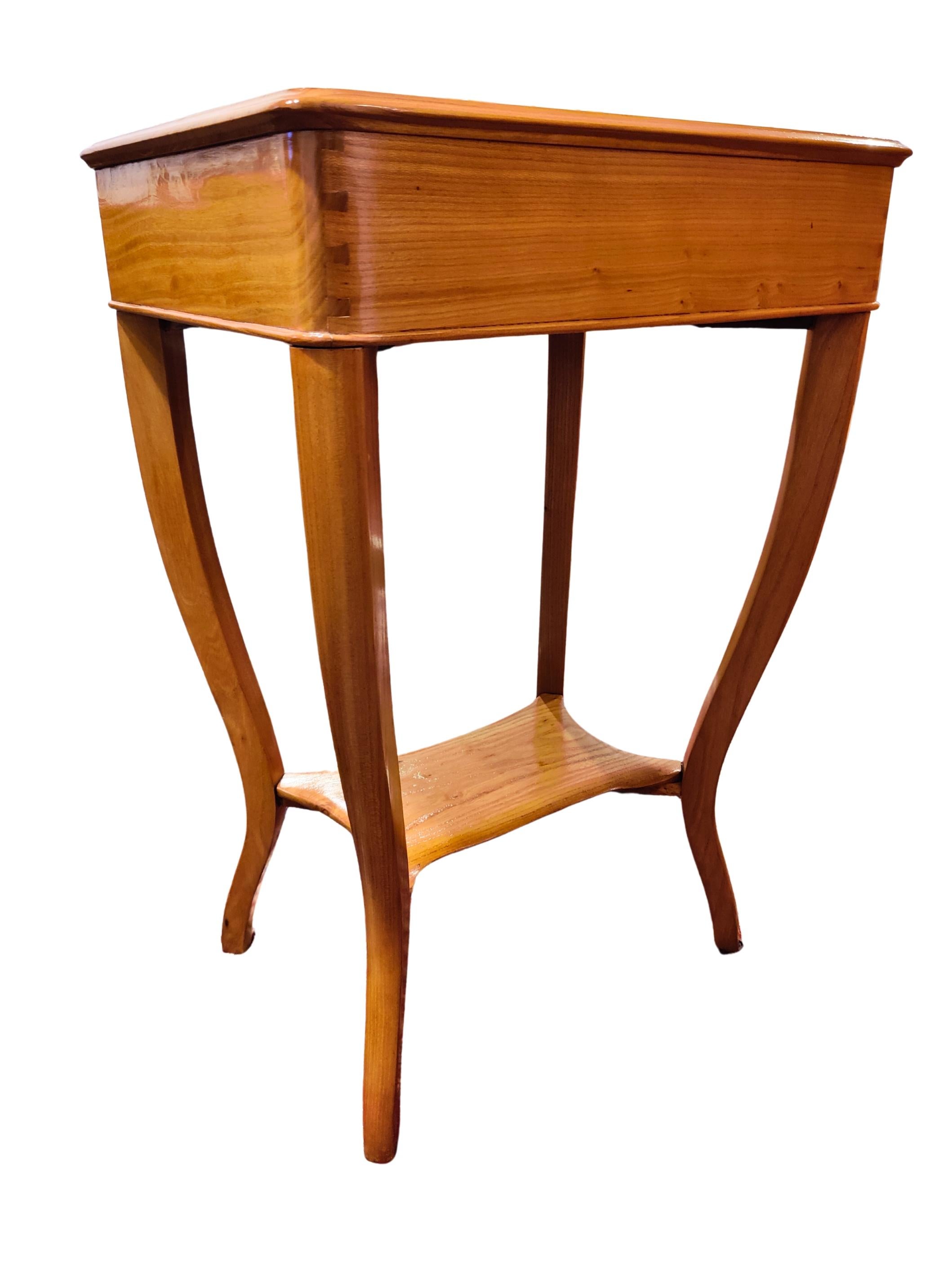 Elegant Biedermeier Elmwood Sewing or Side Table, South Germany circa 1820 In Good Condition In Darmstadt, DE