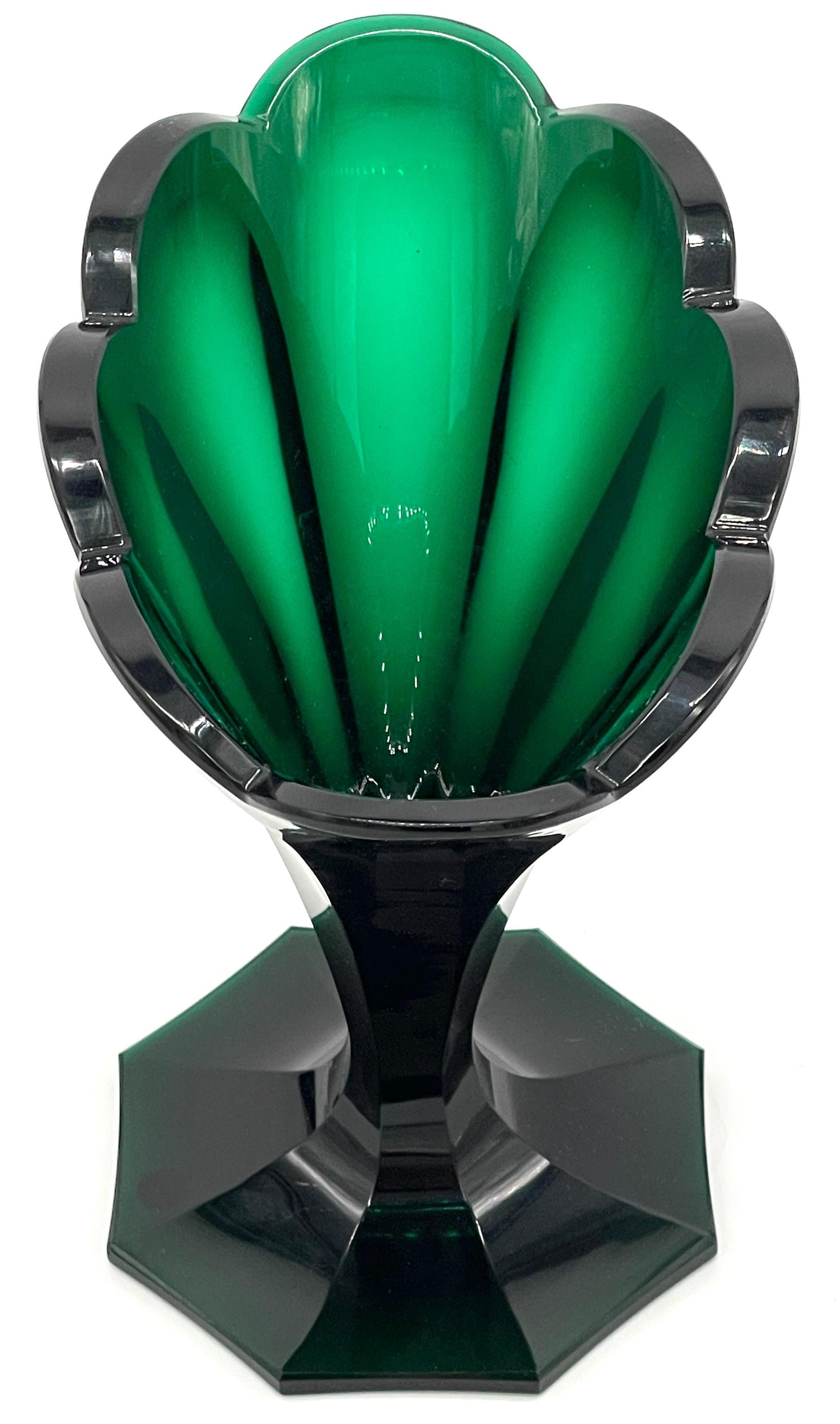 Ovale achteckige Vase aus Biedermeier-Kristall mit Smaragdschliff aus dem 19.  im Angebot 5