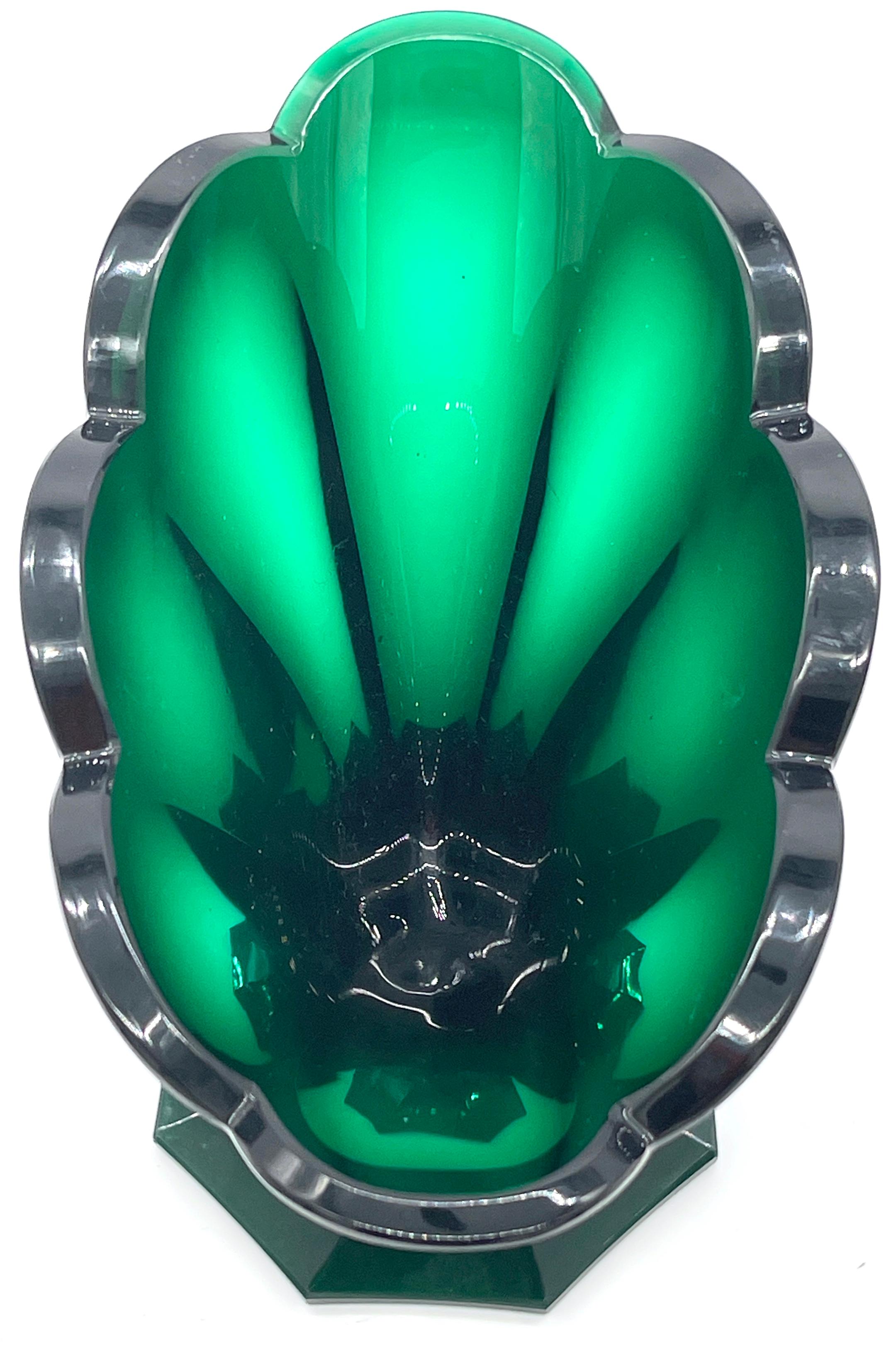 Ovale achteckige Vase aus Biedermeier-Kristall mit Smaragdschliff aus dem 19.  im Angebot 7