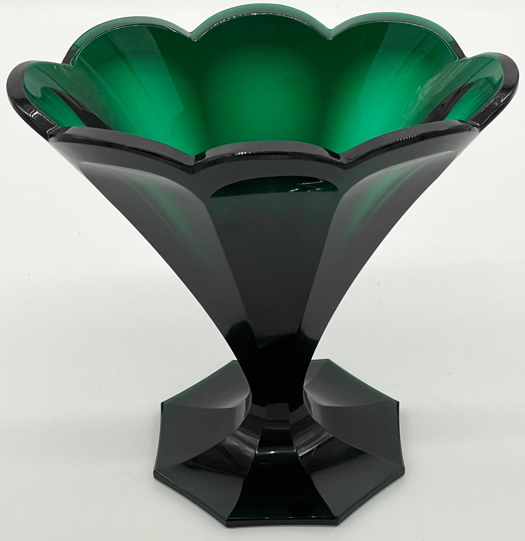 Ovale achteckige Vase aus Biedermeier-Kristall mit Smaragdschliff aus dem 19. 
Europäisch, Österreich oder Bohemia, CIRCA 1860s

Diese ovale, achteckige Vase ist ein beeindruckendes Beispiel für Biedermeierglas aus dem 19. Jahrhundert und zeigt die