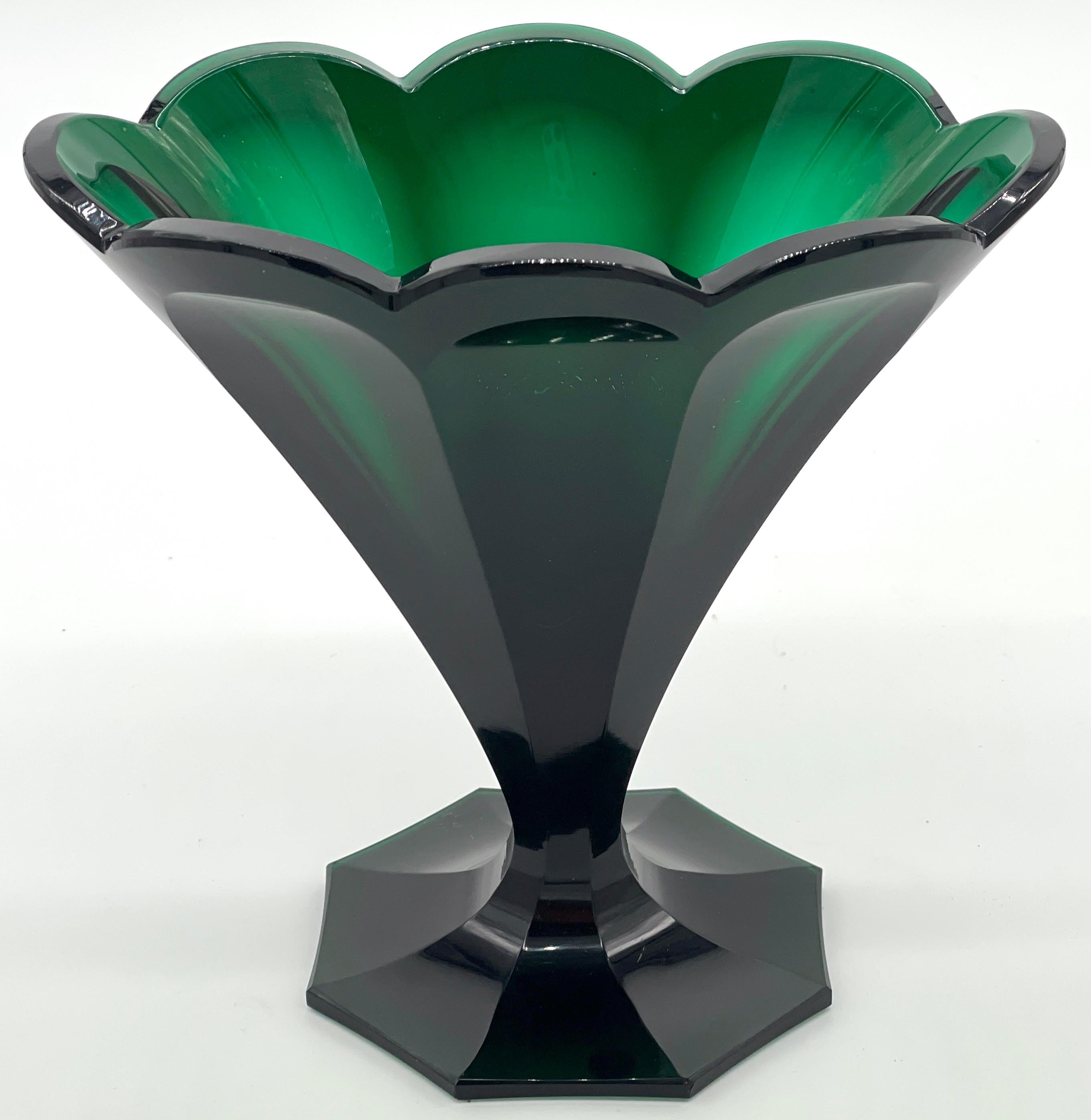 Ovale achteckige Vase aus Biedermeier-Kristall mit Smaragdschliff aus dem 19.  (Österreichisch) im Angebot