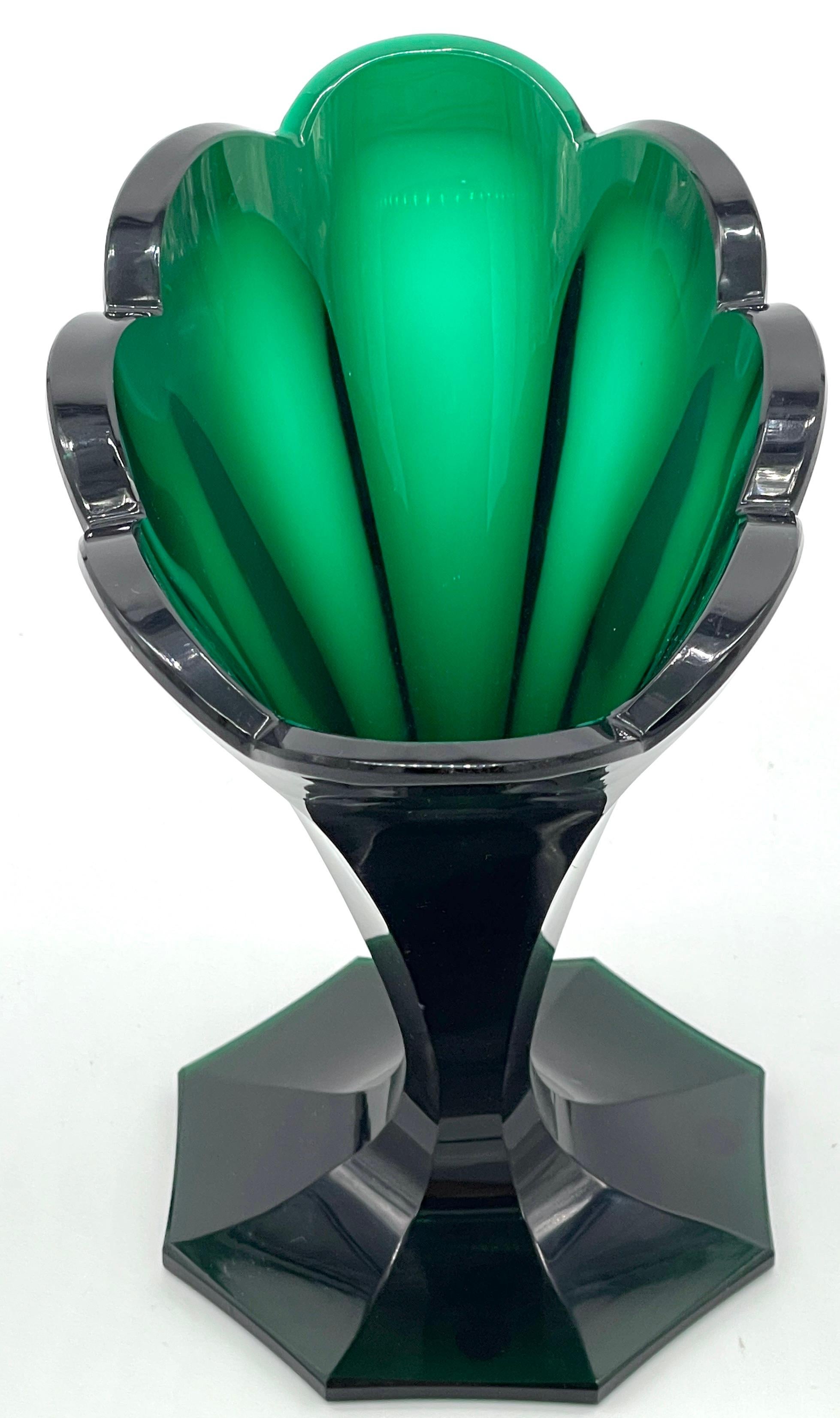 Ovale achteckige Vase aus Biedermeier-Kristall mit Smaragdschliff aus dem 19.  (19. Jahrhundert) im Angebot