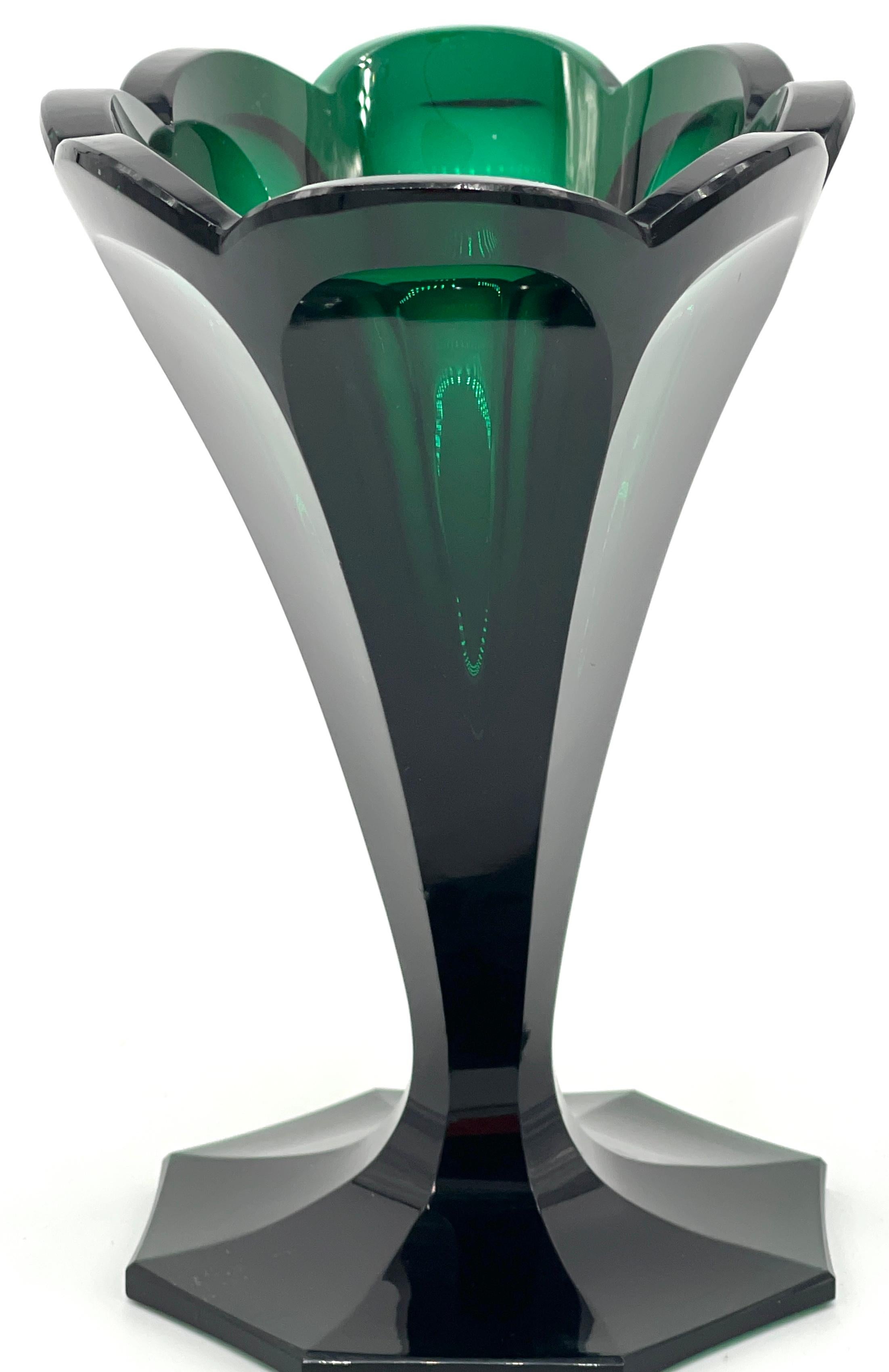 Ovale achteckige Vase aus Biedermeier-Kristall mit Smaragdschliff aus dem 19.  im Angebot 1