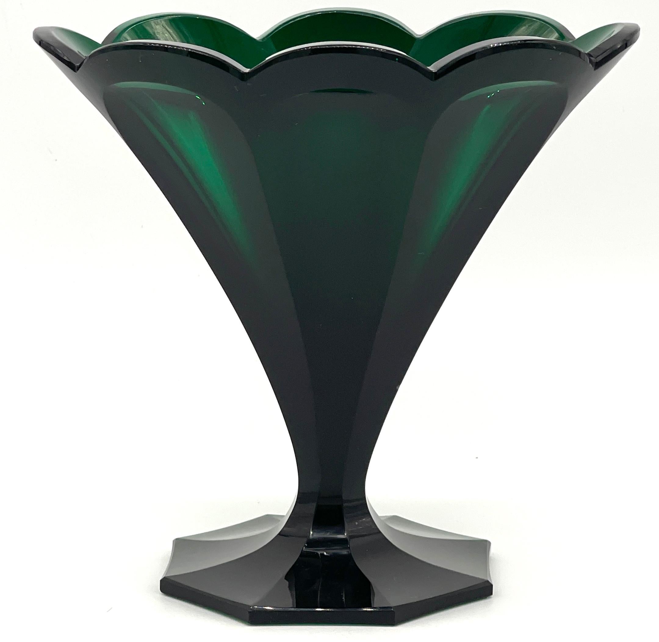 Ovale achteckige Vase aus Biedermeier-Kristall mit Smaragdschliff aus dem 19.  im Angebot 2