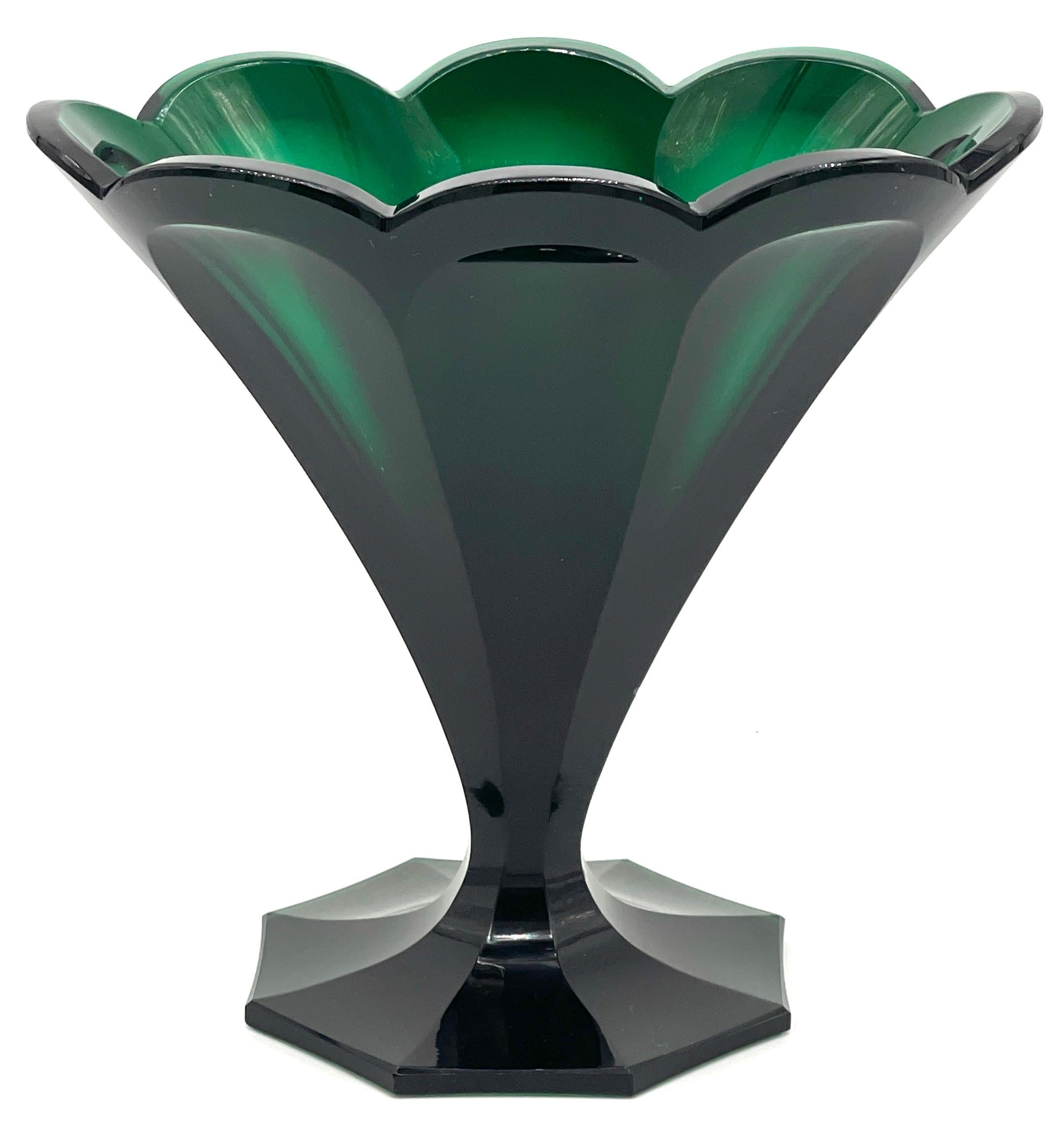 Ovale achteckige Vase aus Biedermeier-Kristall mit Smaragdschliff aus dem 19.  im Angebot 3