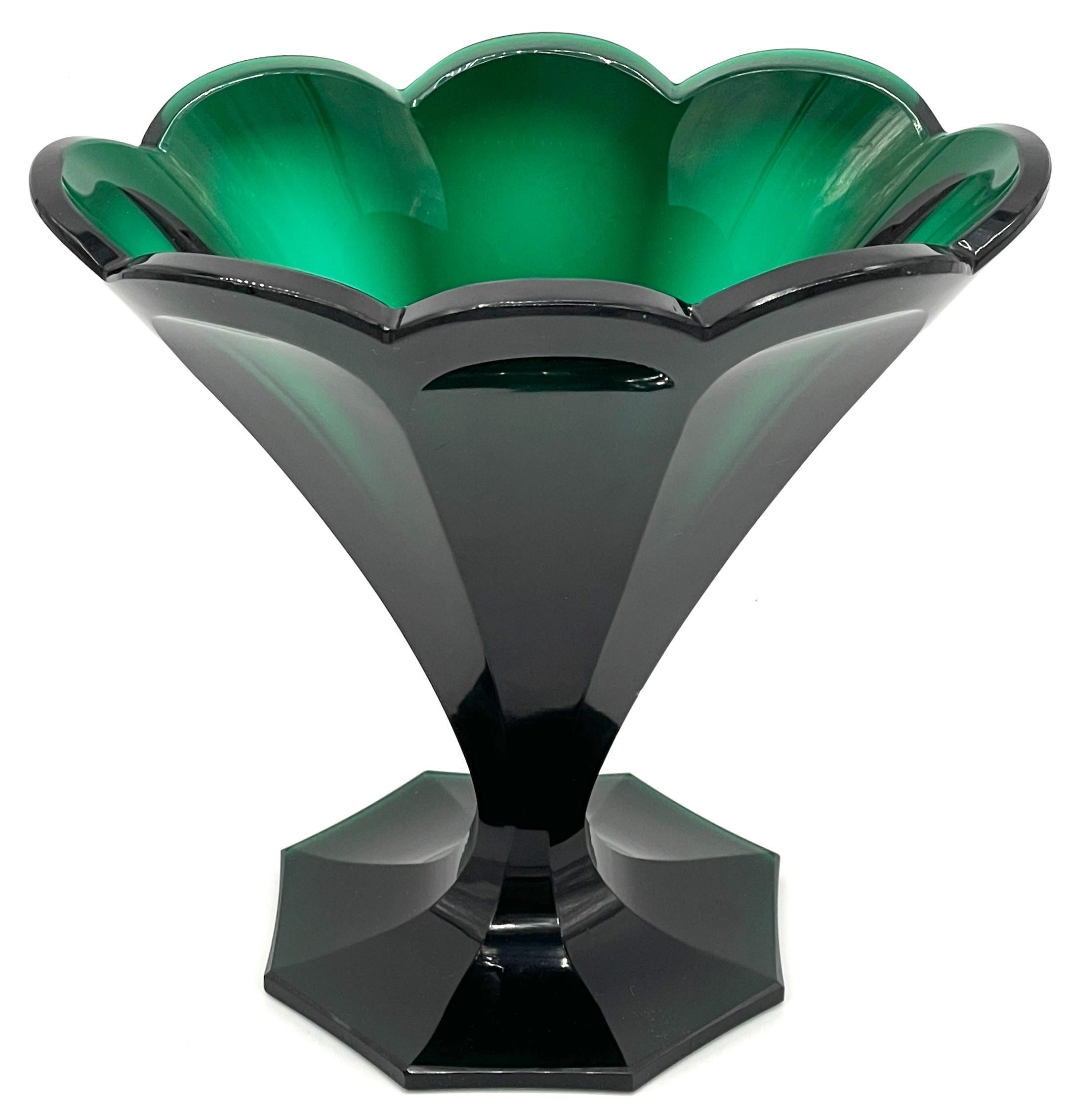 Ovale achteckige Vase aus Biedermeier-Kristall mit Smaragdschliff aus dem 19.  im Angebot 4