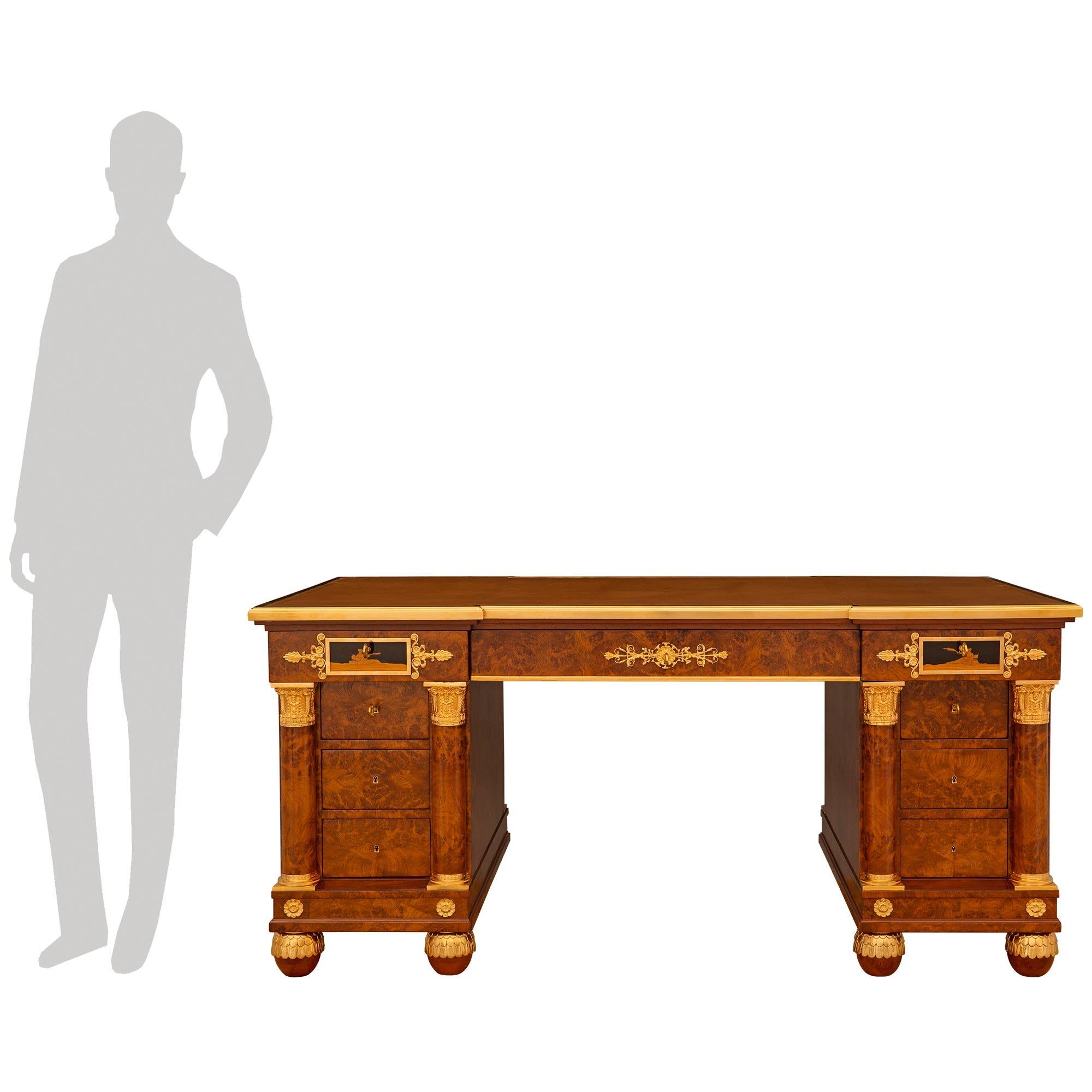 Un sensazionale e di altissima qualità Biedermeier Impero/Neo-Classico del XIX secolo. in radica di noce, legno di frutta ebanizzato, legno d'orato e ormolu di Francois Link. Questa importante e unica scrivania è sollevata da otto supporti a sfera
