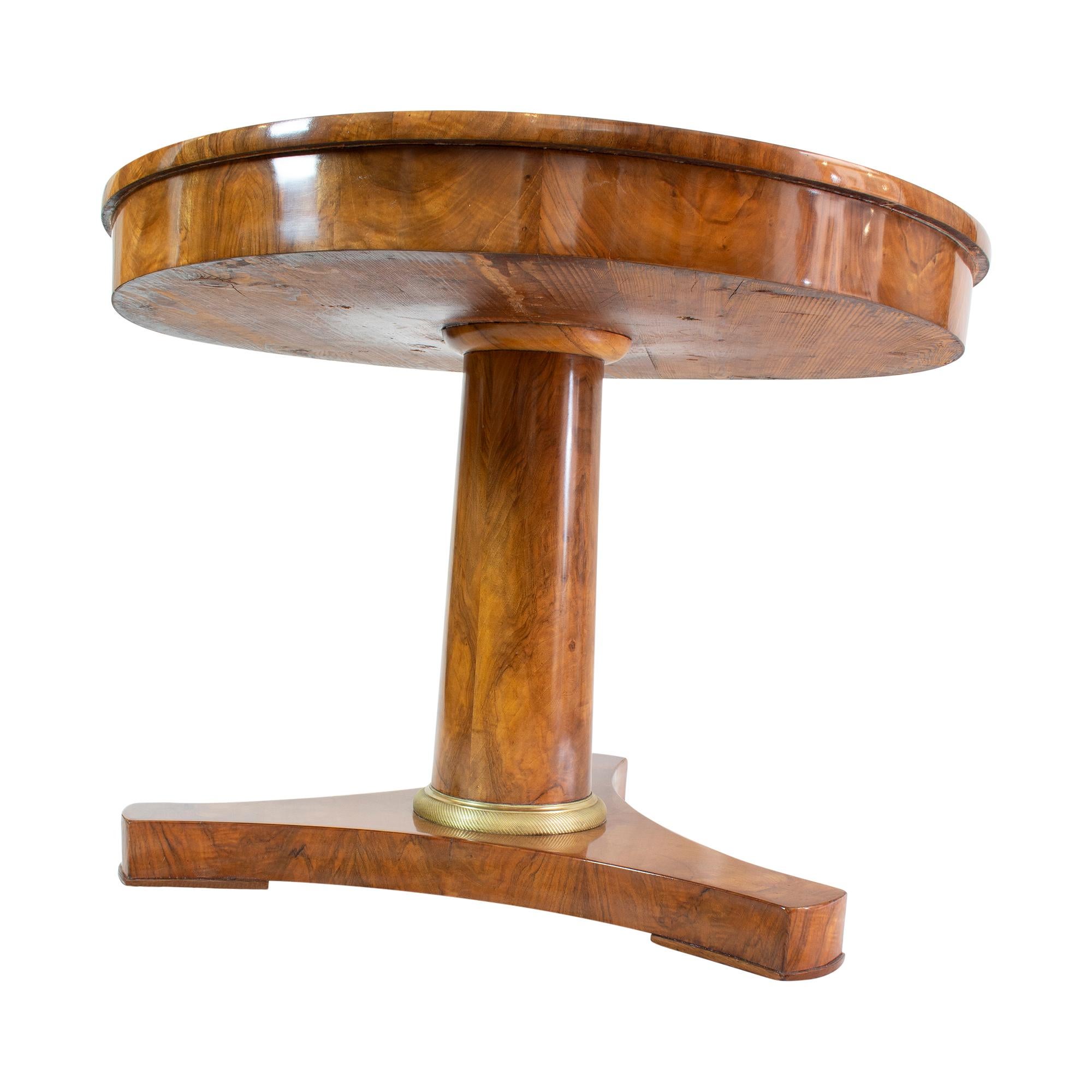 Polished 19th Century Biedermeier / Empire Round Salon Walnut Table
