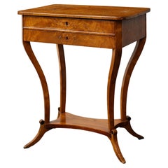 Table d'appoint Biedermeier du 19ème siècle en bois fruitier avec deux tiroirs