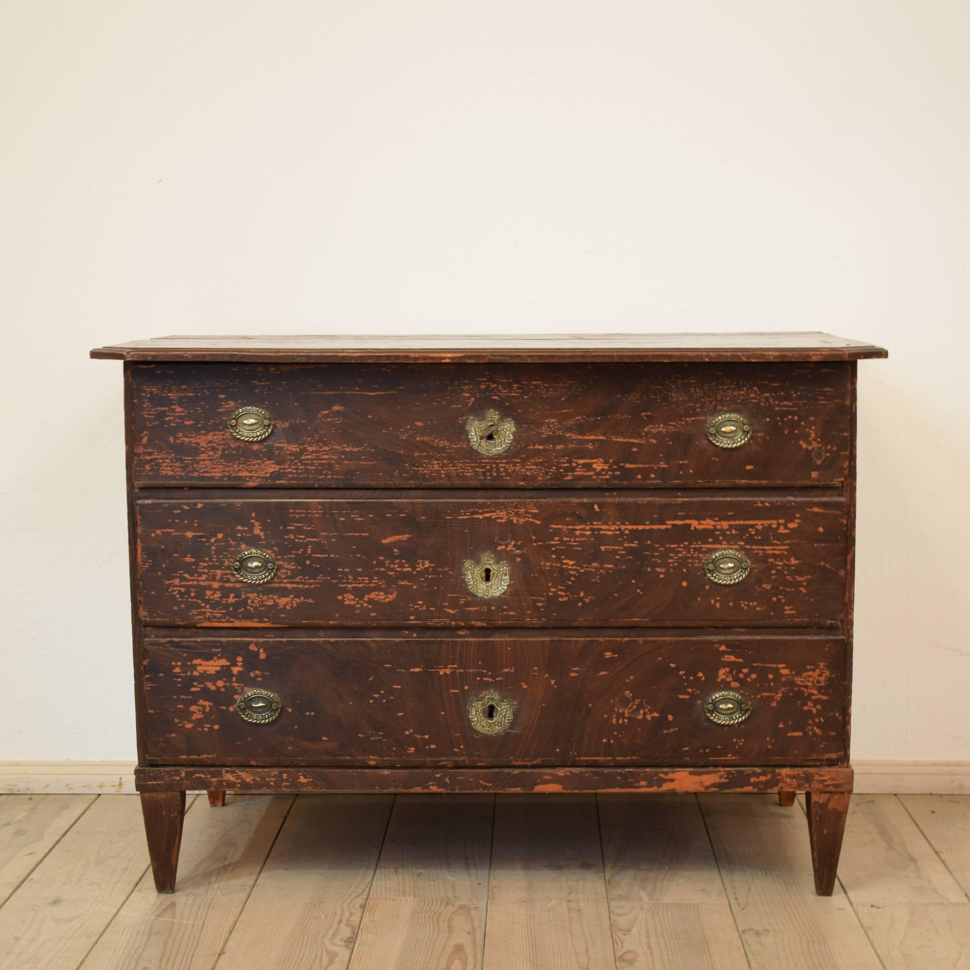 This 19th century Biedermeier chest of drawers remains a lot of the original faux wood grain painting. The commode is made circa 1800 in Germany. It has it original hardware / handles and locks.
A great Gustavian furniture in its original condition.