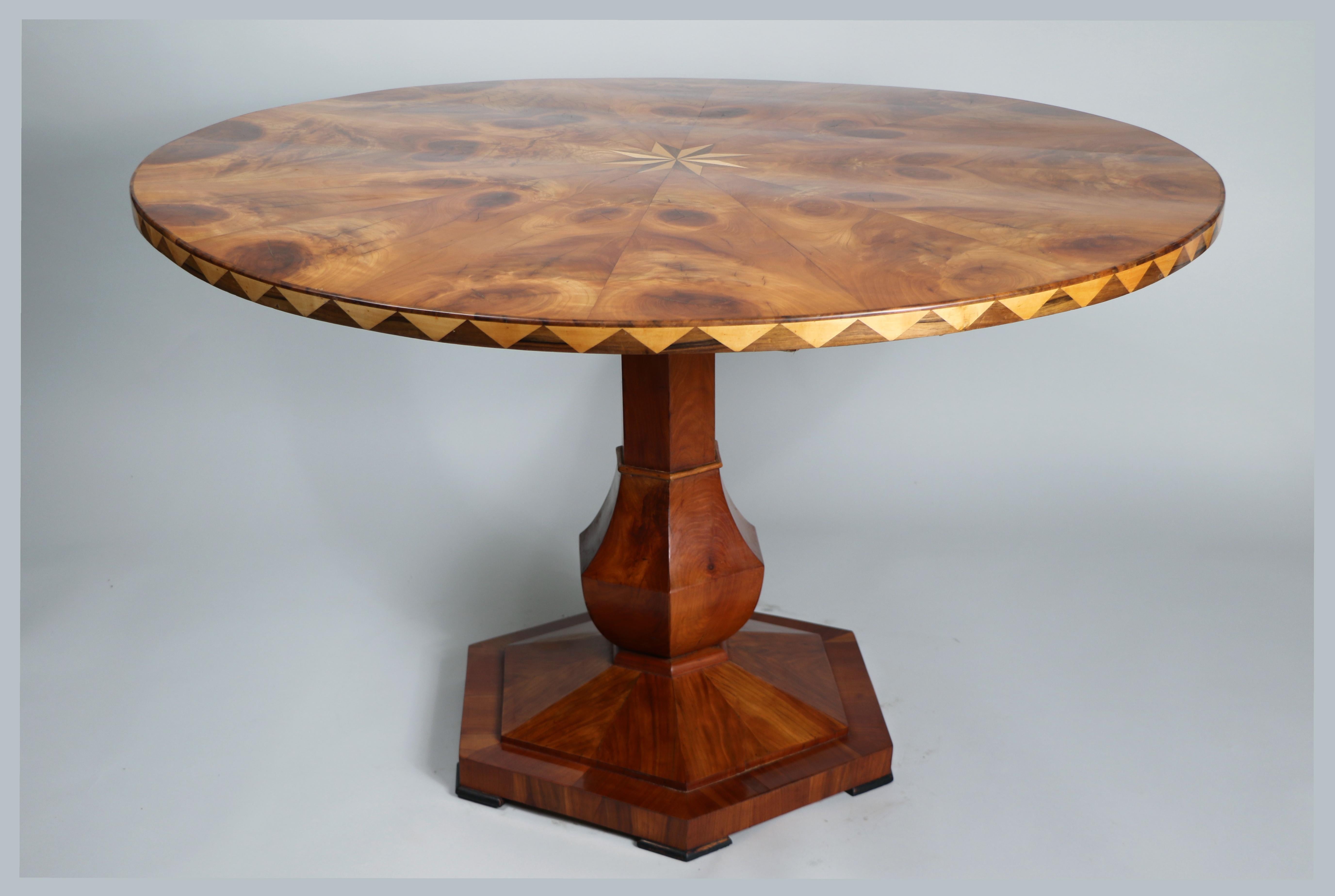 Bonjour,
Cette exceptionnelle grande table en cerisier Biedermeier a été fabriquée à Vienne vers 1825.

Les pièces du Biedermeier viennois se distinguent par leurs proportions sophistiquées, leur design rare et raffiné, leur excellente facture et