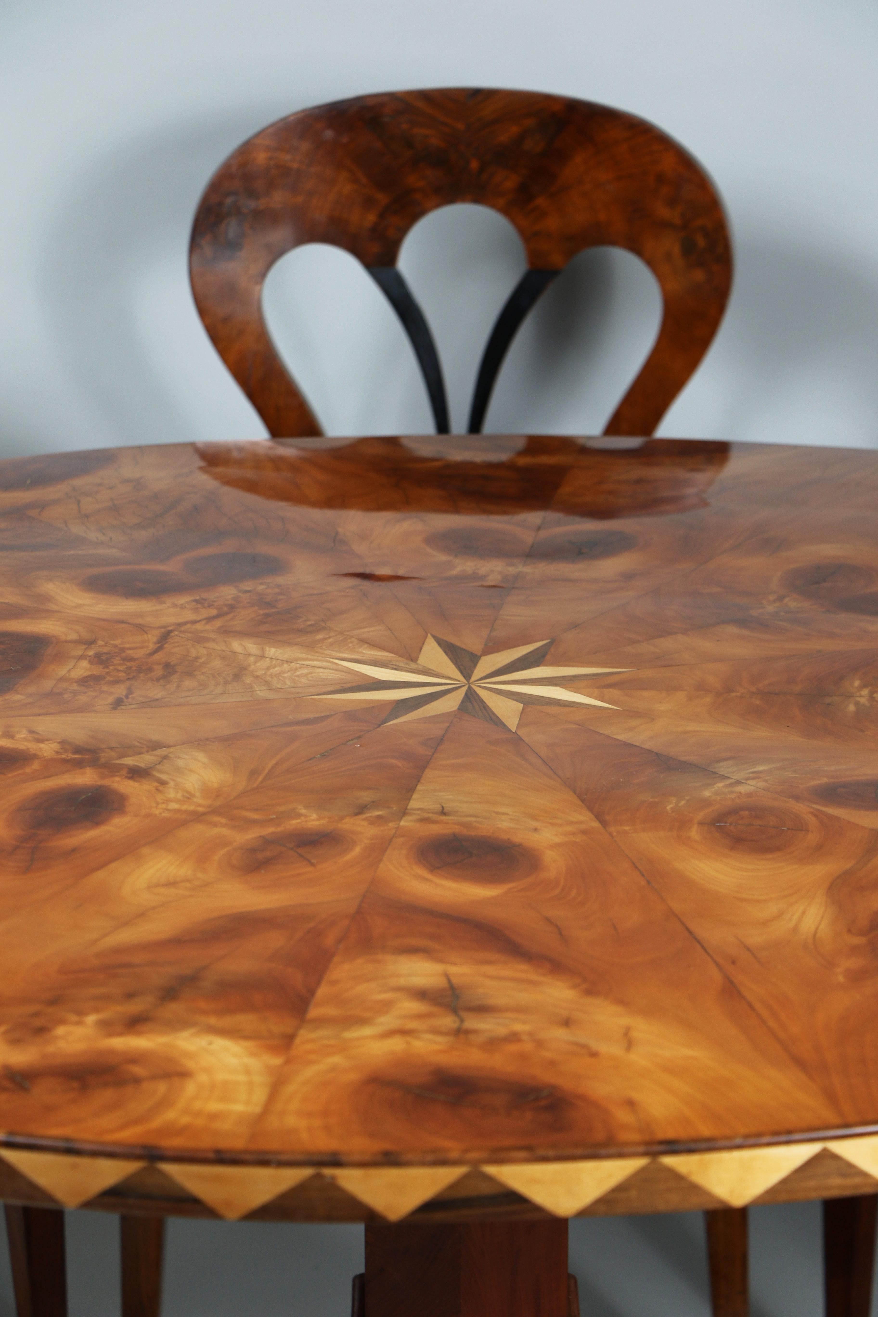 Ébénisé Grande table Biedermeier du 19ème siècle à piédestal en cerisier. Vienne, vers 1825. en vente