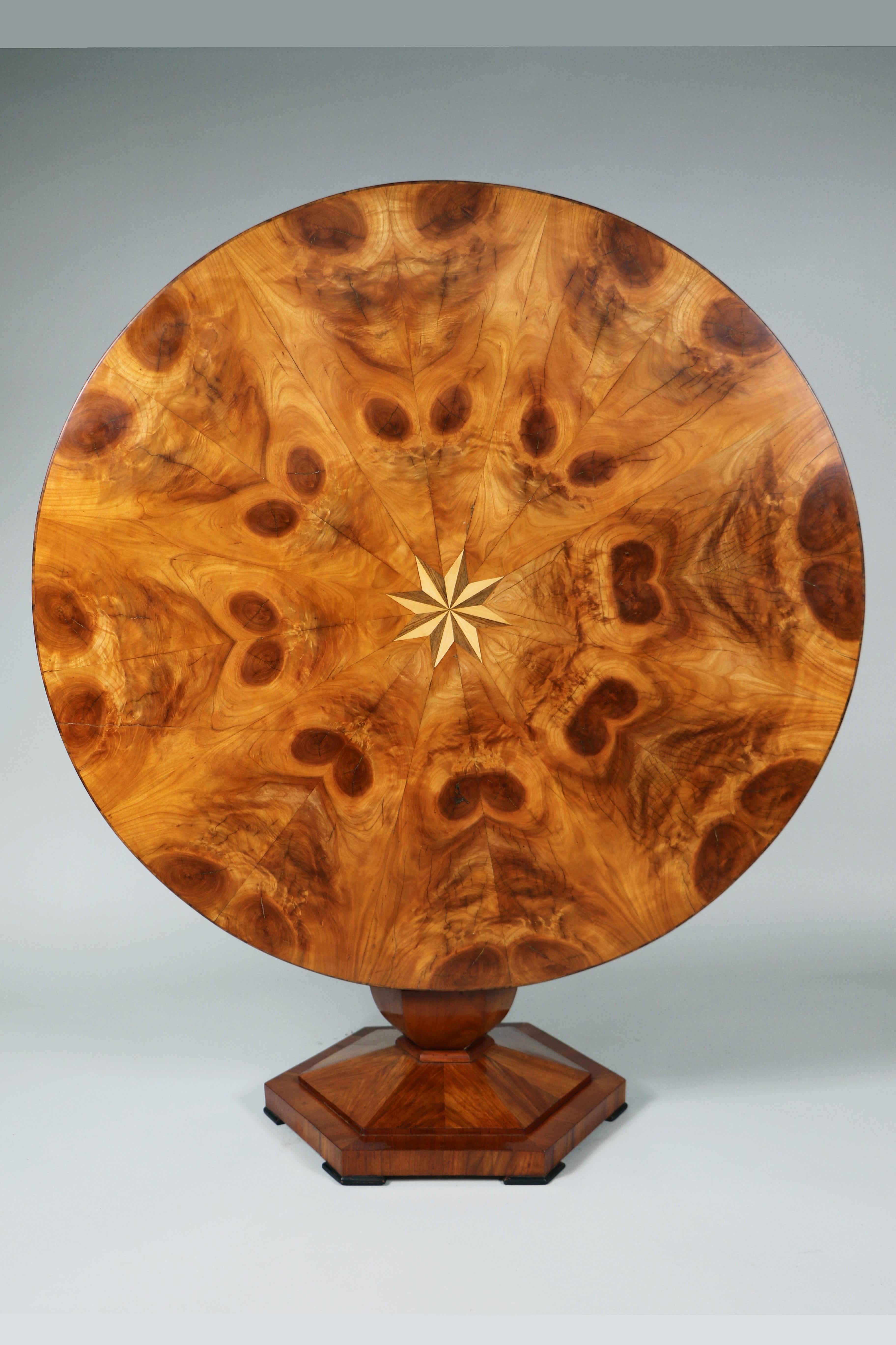 Grande table Biedermeier du 19ème siècle à piédestal en cerisier. Vienne, vers 1825. Bon état - En vente à Vienna, AT