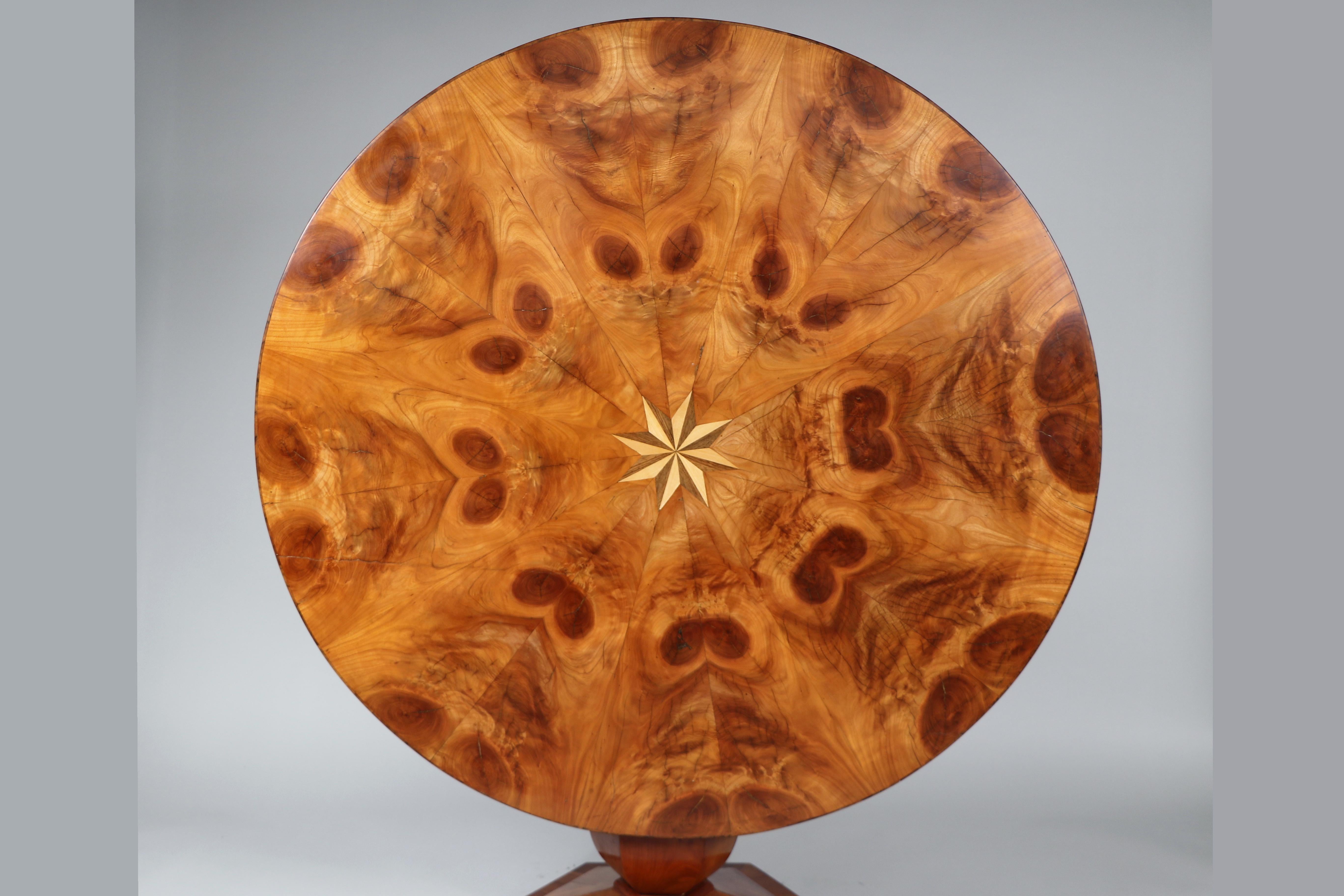 XIXe siècle Grande table Biedermeier du 19ème siècle à piédestal en cerisier. Vienne, vers 1825. en vente