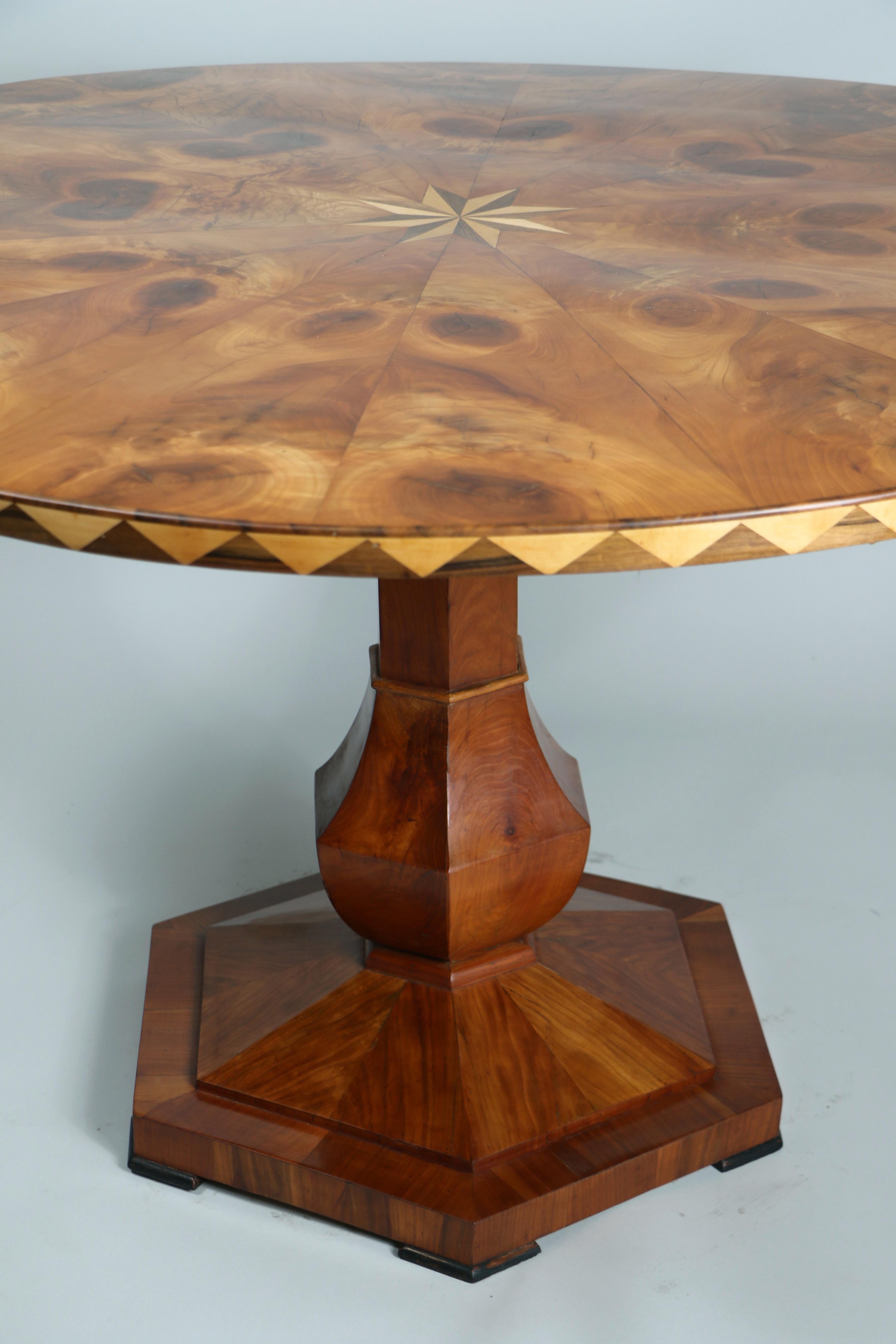 Cerise Grande table Biedermeier du 19ème siècle à piédestal en cerisier. Vienne, vers 1825. en vente