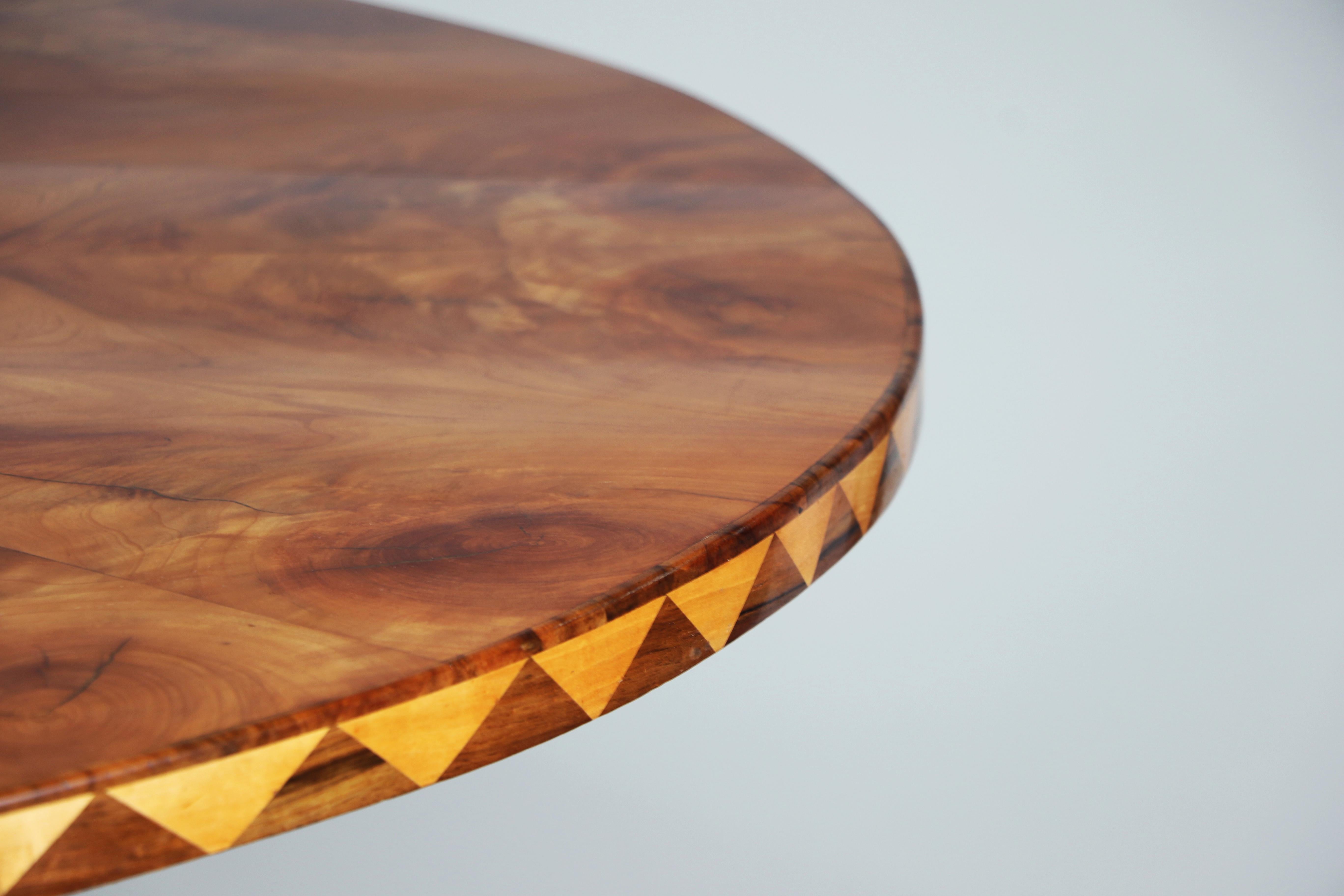 Grande table Biedermeier du 19ème siècle à piédestal en cerisier. Vienne, vers 1825. en vente 1